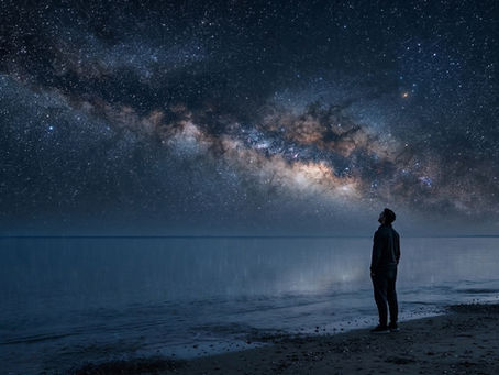 Céu estrelado imenso, ilustrando a paz e a confiança quando Deus fica em silêncio.