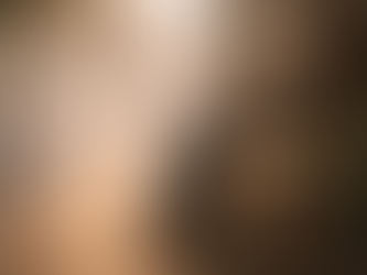 Pessoa sentada em silêncio num banco simples pela manhã, representando descanso em Cristo sem culpa.