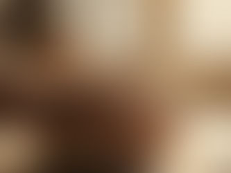 Mãos preparando massa em uma mesa de madeira, simbolizando o poder e a dignidade do serviço humilde e do trabalho comum.