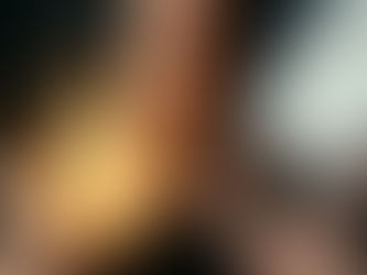 Duas mãos segurando a luz da vida e as cinzas da morte, simbolizando a escolha entre Jesus e Barrabás em Atos 3.