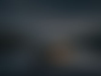 Barco solitário em um lago calmo sob o céu estrelado, ilustrando a paz quando Deus fica em silêncio.