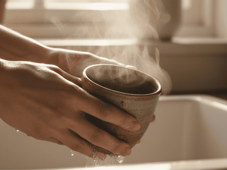Mãos lavando louça sob a luz suave da manhã, simbolizando encontrar o propósito e a presença de Deus na rotina diária.