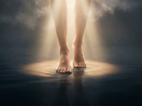 Pés caminhando firmemente sobre a água, ilustrando como vencer o medo pela fé. 