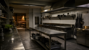 Cozinha profissional limpa e silenciosa após o expediente, com equipamentos desligados e utensílios guardados, representando descanso para quem foi libertado como limite real colocado sobre a produção e o trabalho.