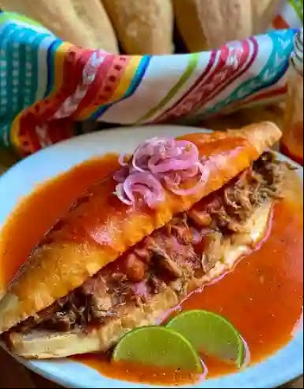 El secreto está en la salsa: así se prepara una salsita muy tapatía para la torta ahogada