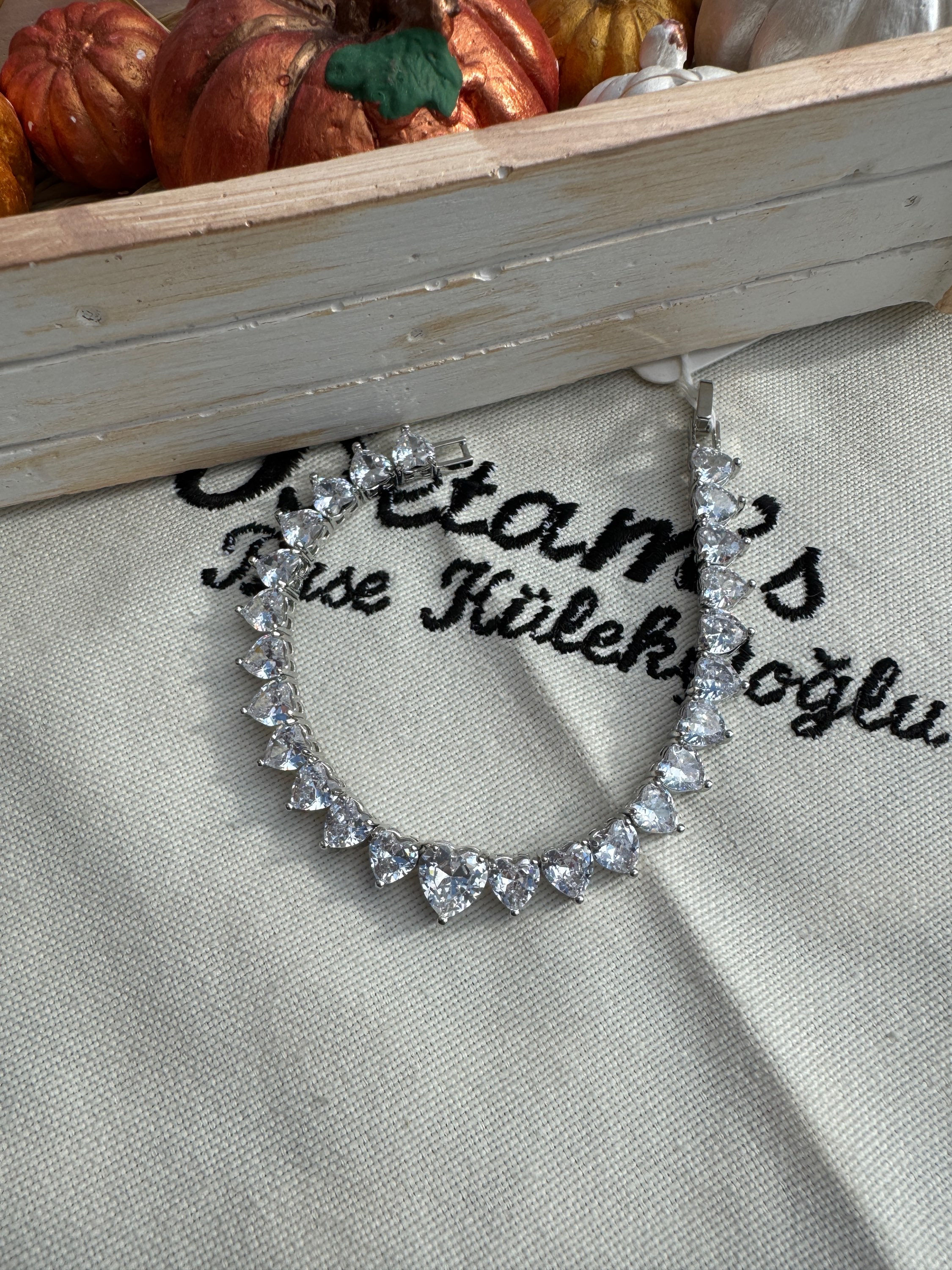 Gümüş rengi kalpli su yolu özel seri bileklik XBLK428