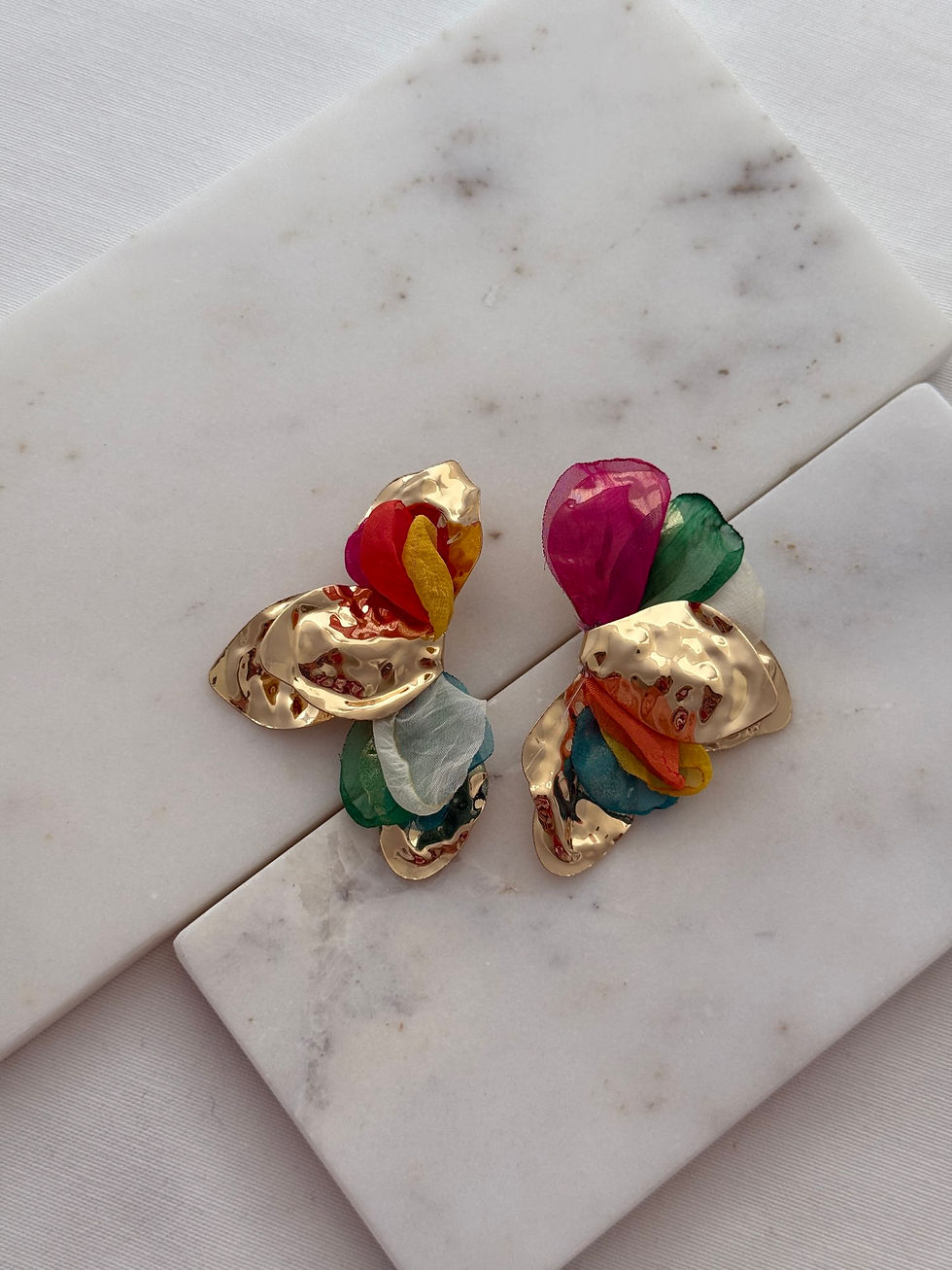 Özel seri gold plaka üzeri renkli tüllerle süslenmiş iri küpe A-0000032