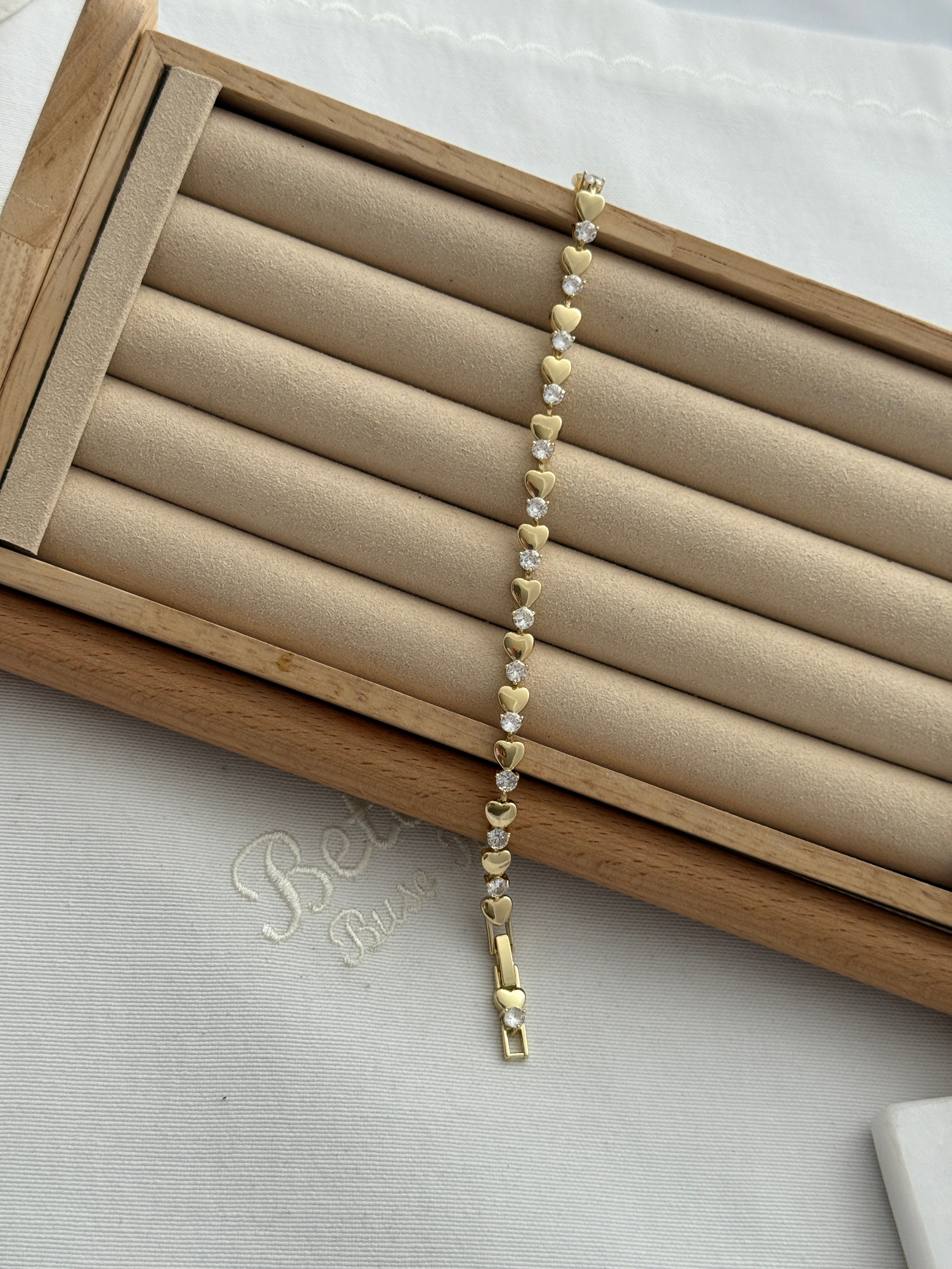 Gold kalpli taş detaylı bileklik BK-236