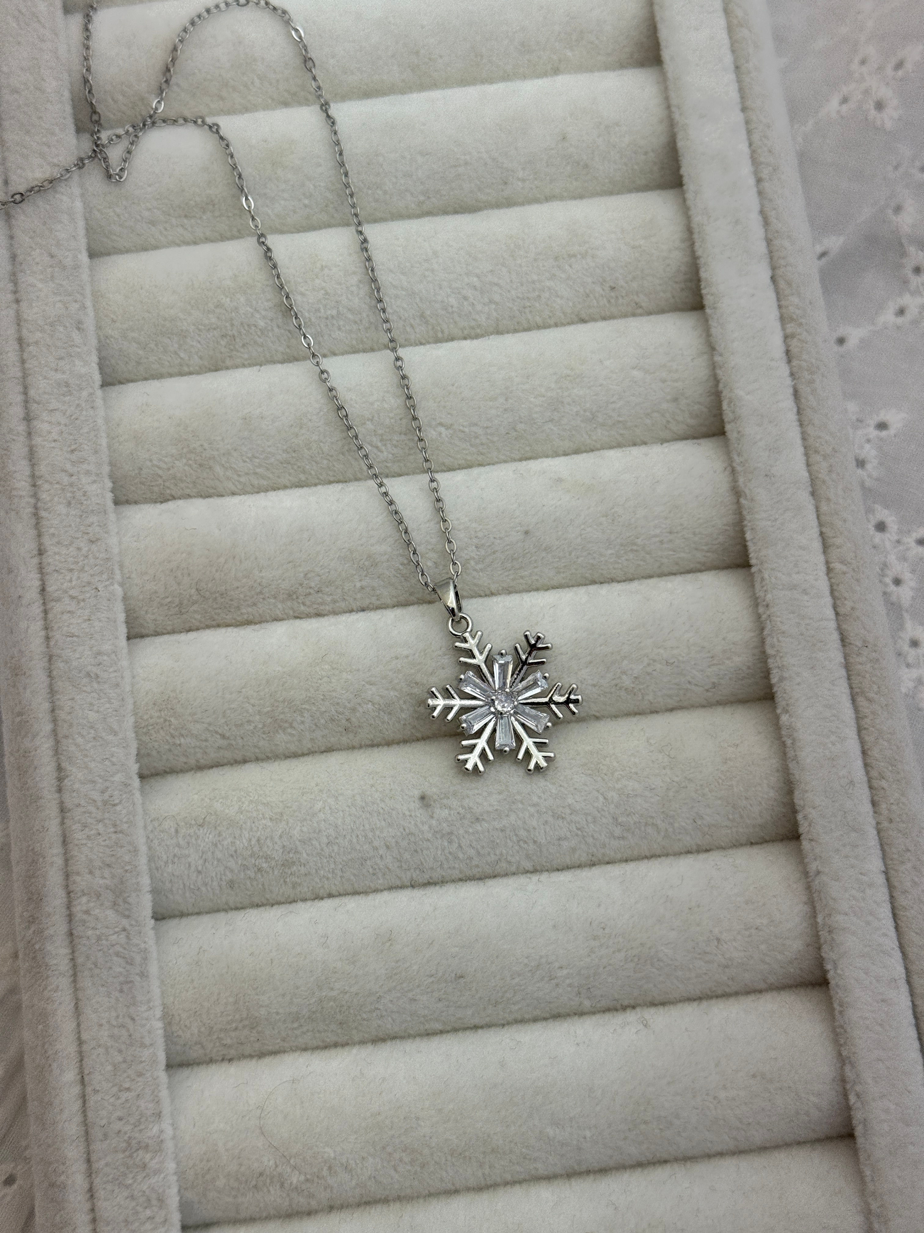 Gümüş rengi kar tanesi çelik kolye A-0000442