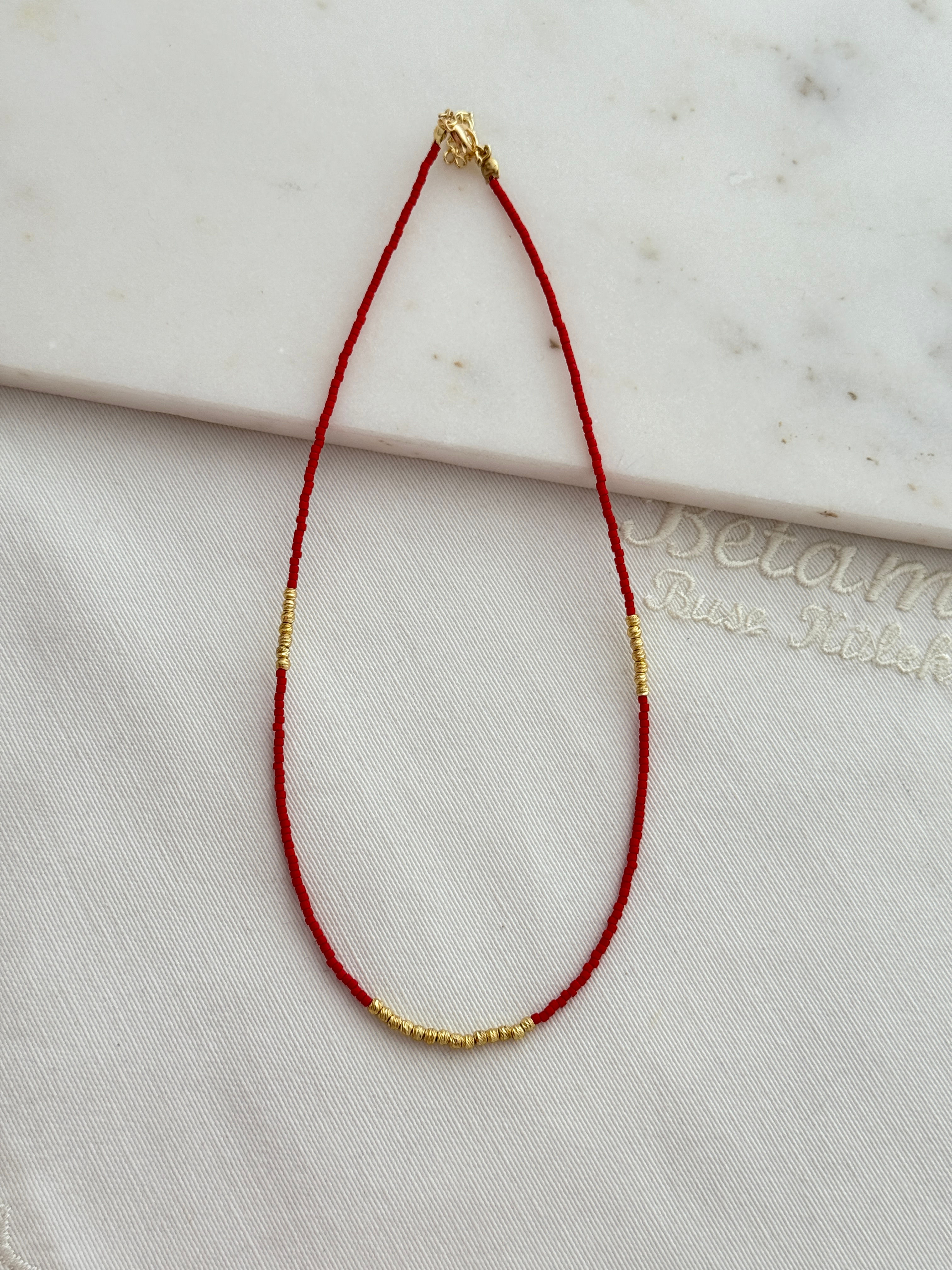 Klasik kırmızı boncuklu dorika detaylı kolye DT-074