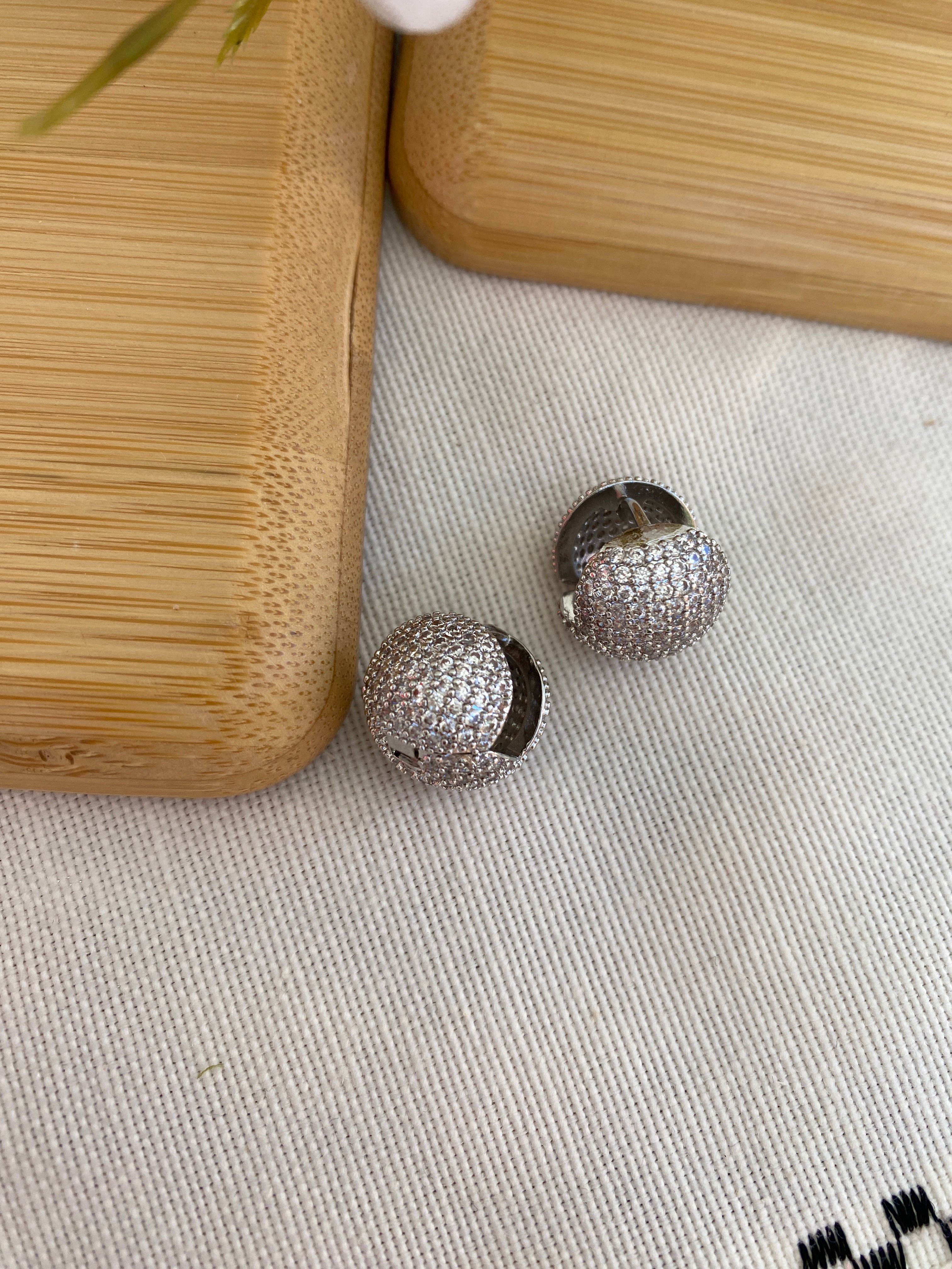 Taşlı top küpe XKP149