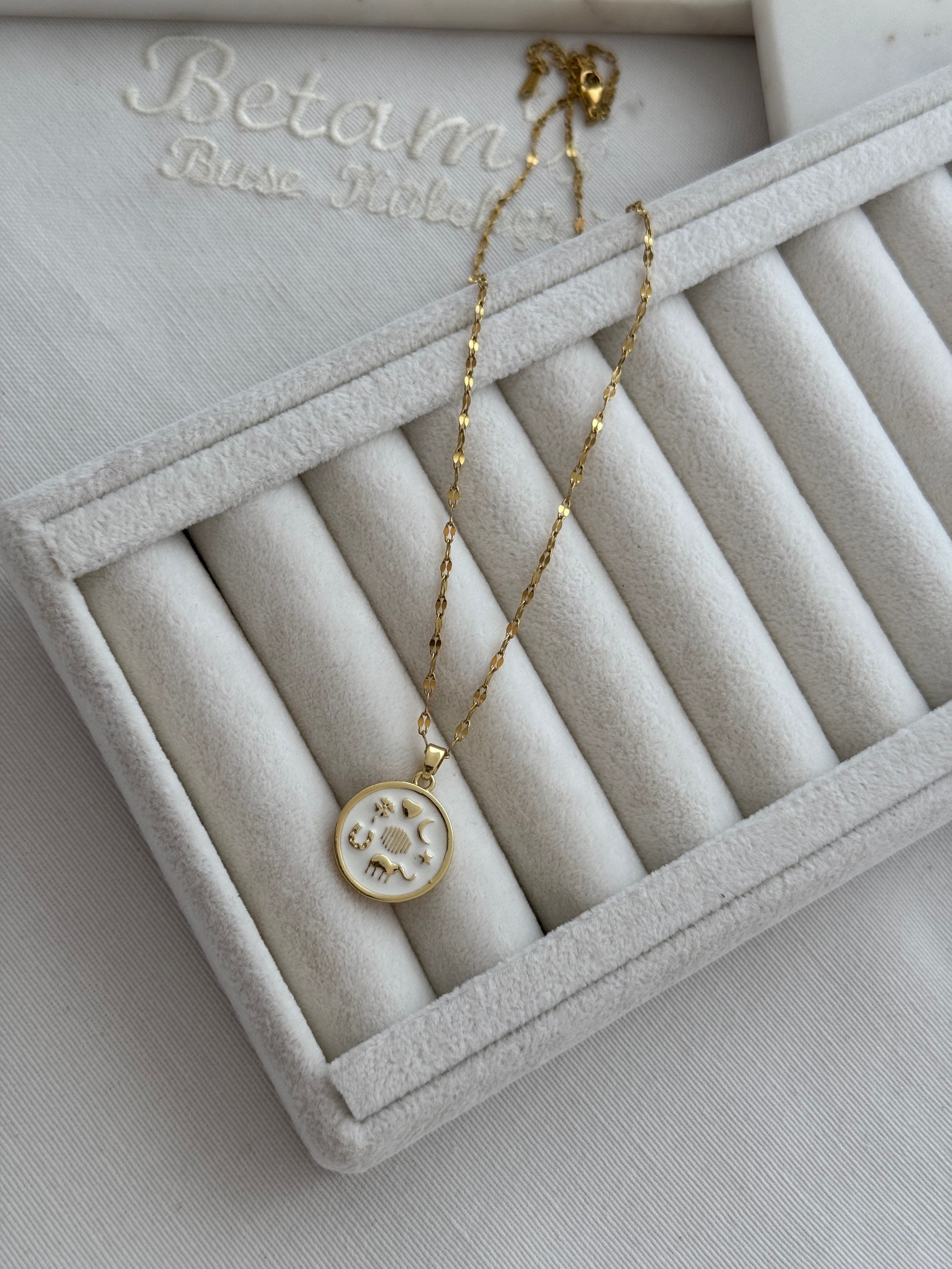 Gold rengi beyaz mineli şans çelik kolye DC-004