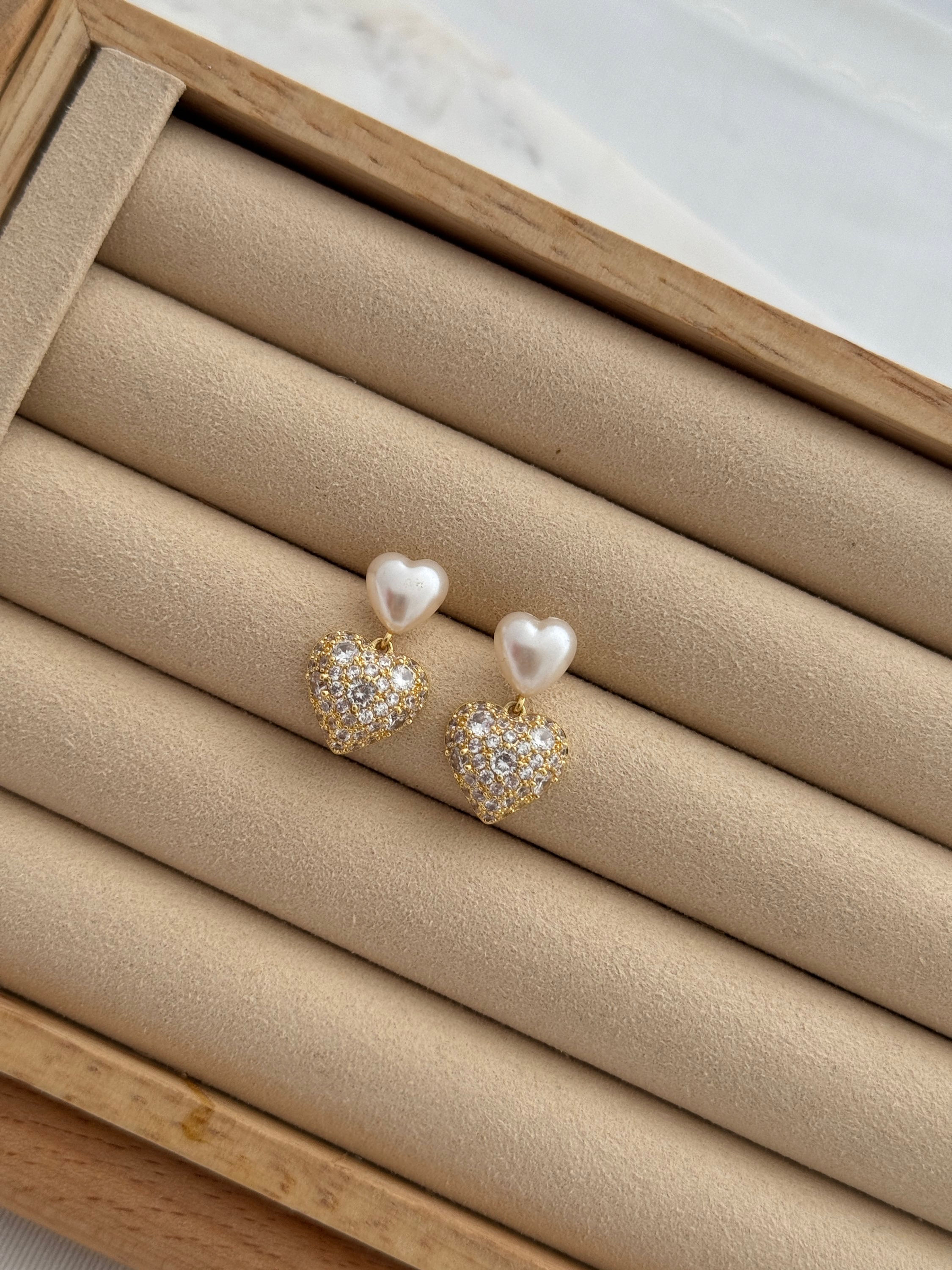 Taşlı kalp sallantılı inci gold küpe YPK046