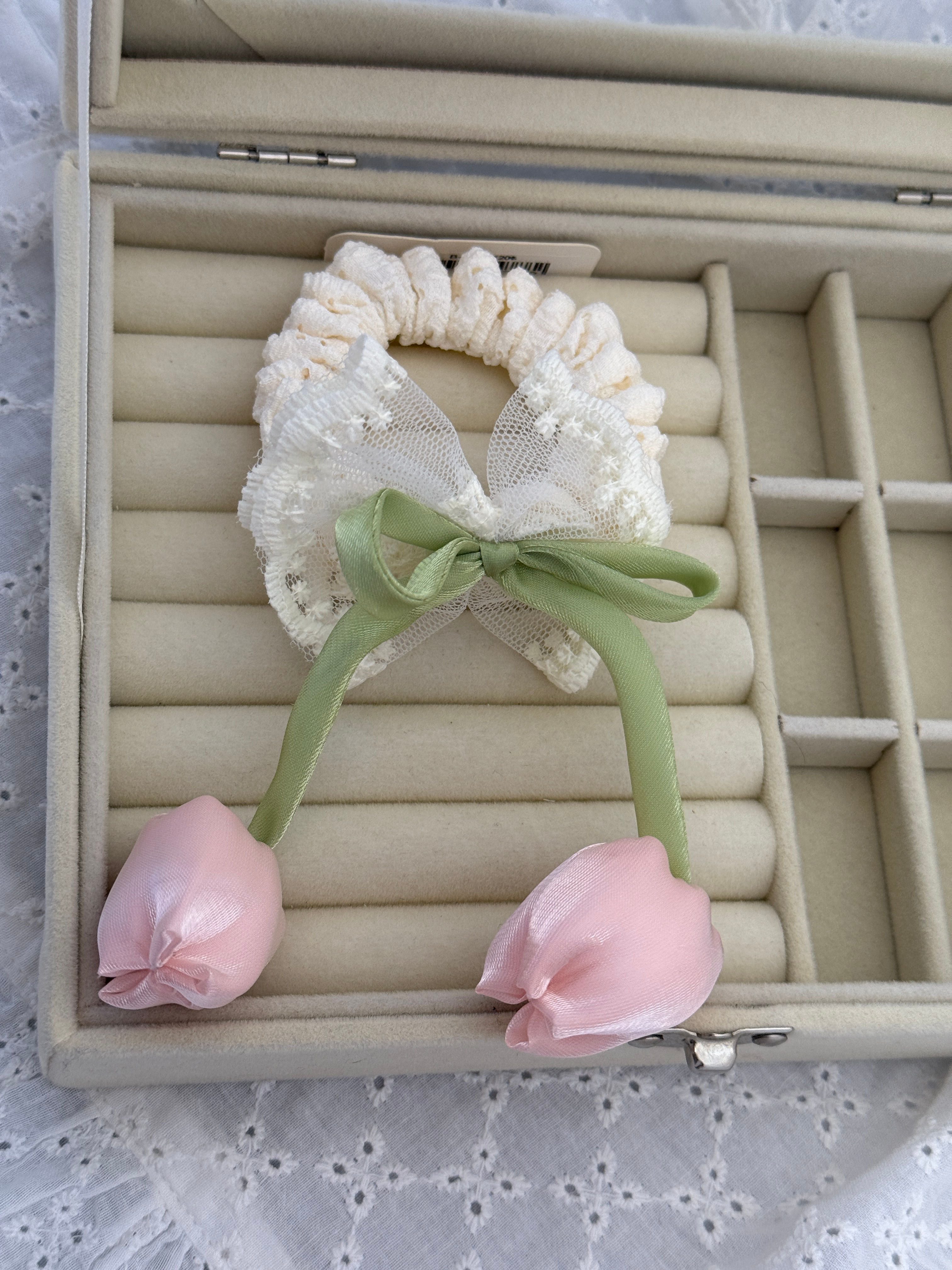 Pembe laleli fiyonk detaylı simit toka  B-0420