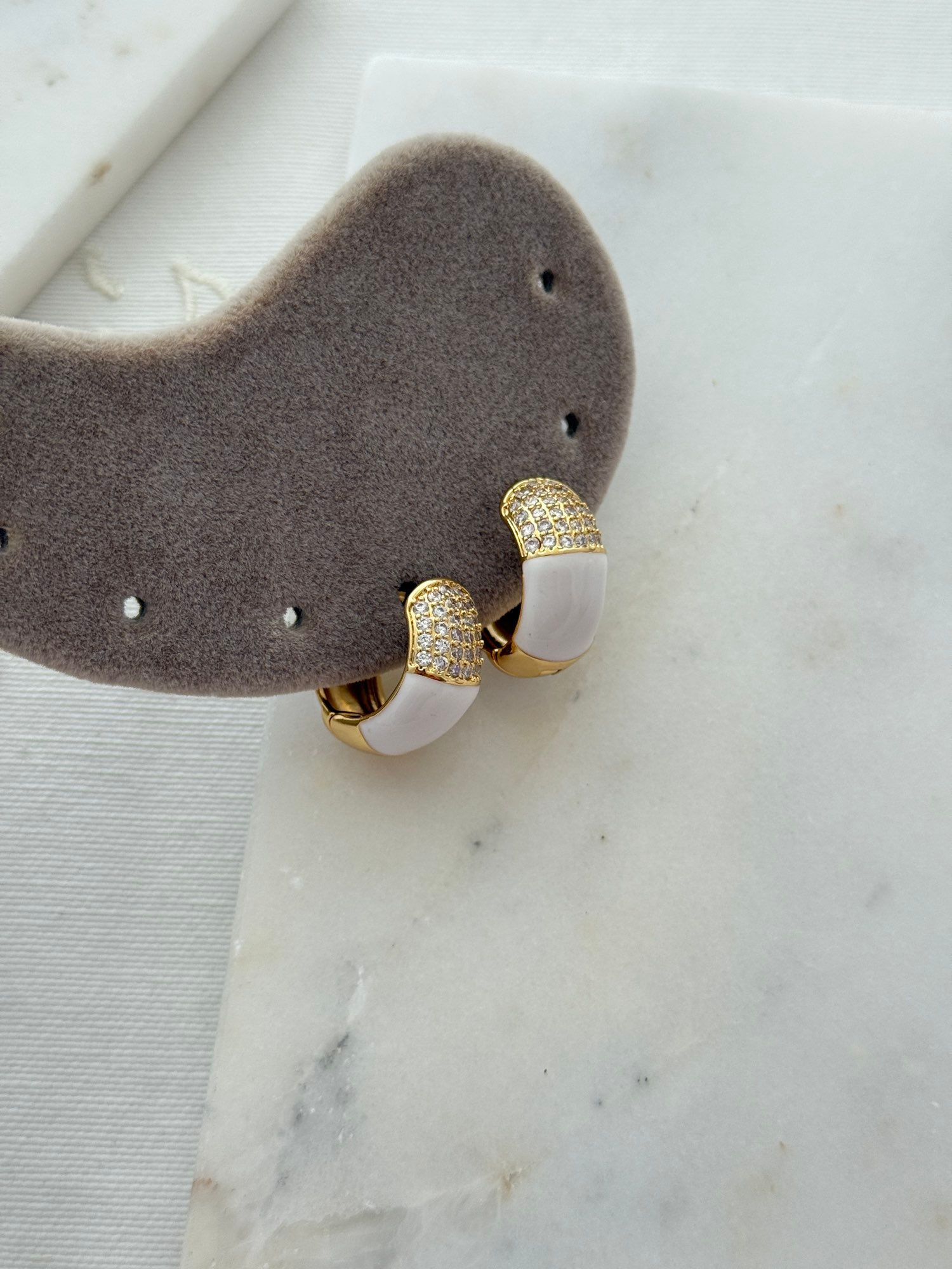 Beyaz mineli ve taşlıkalın enli halka küpe A-0000002