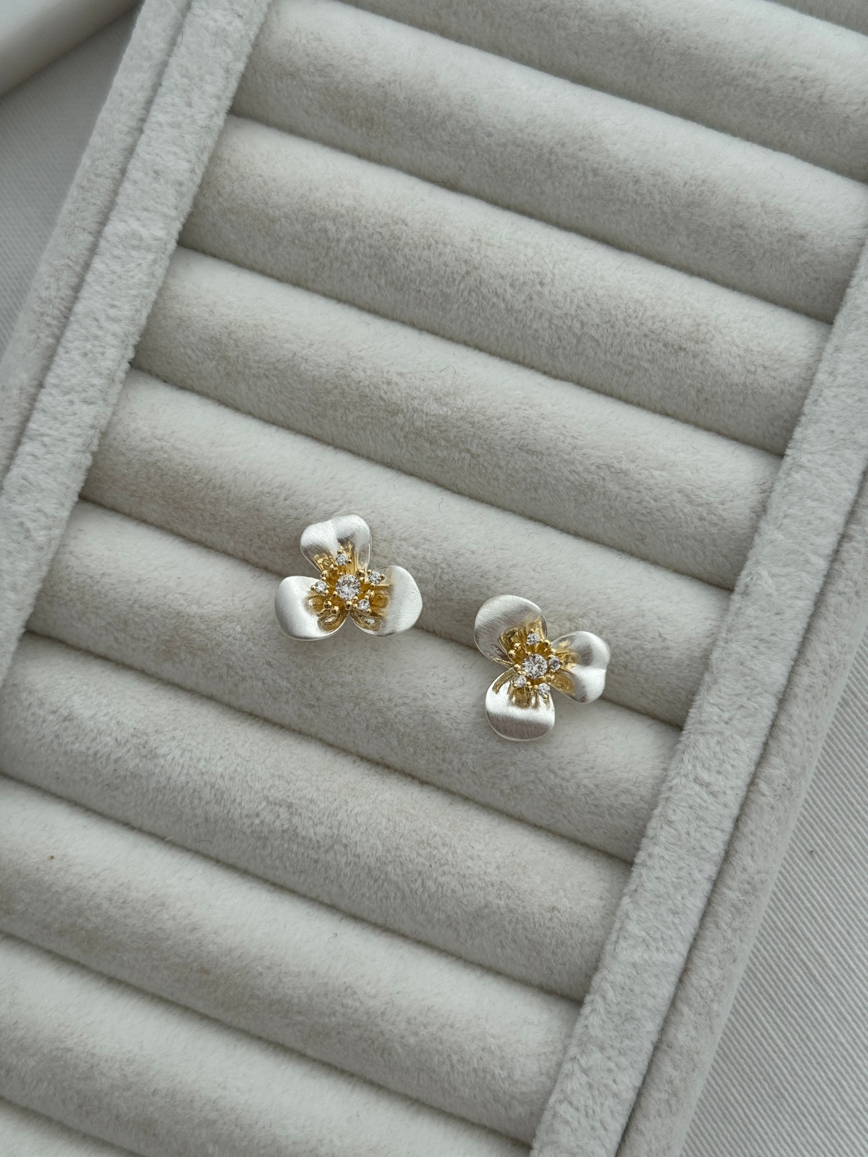 Gri çiçek model küpe AK-211