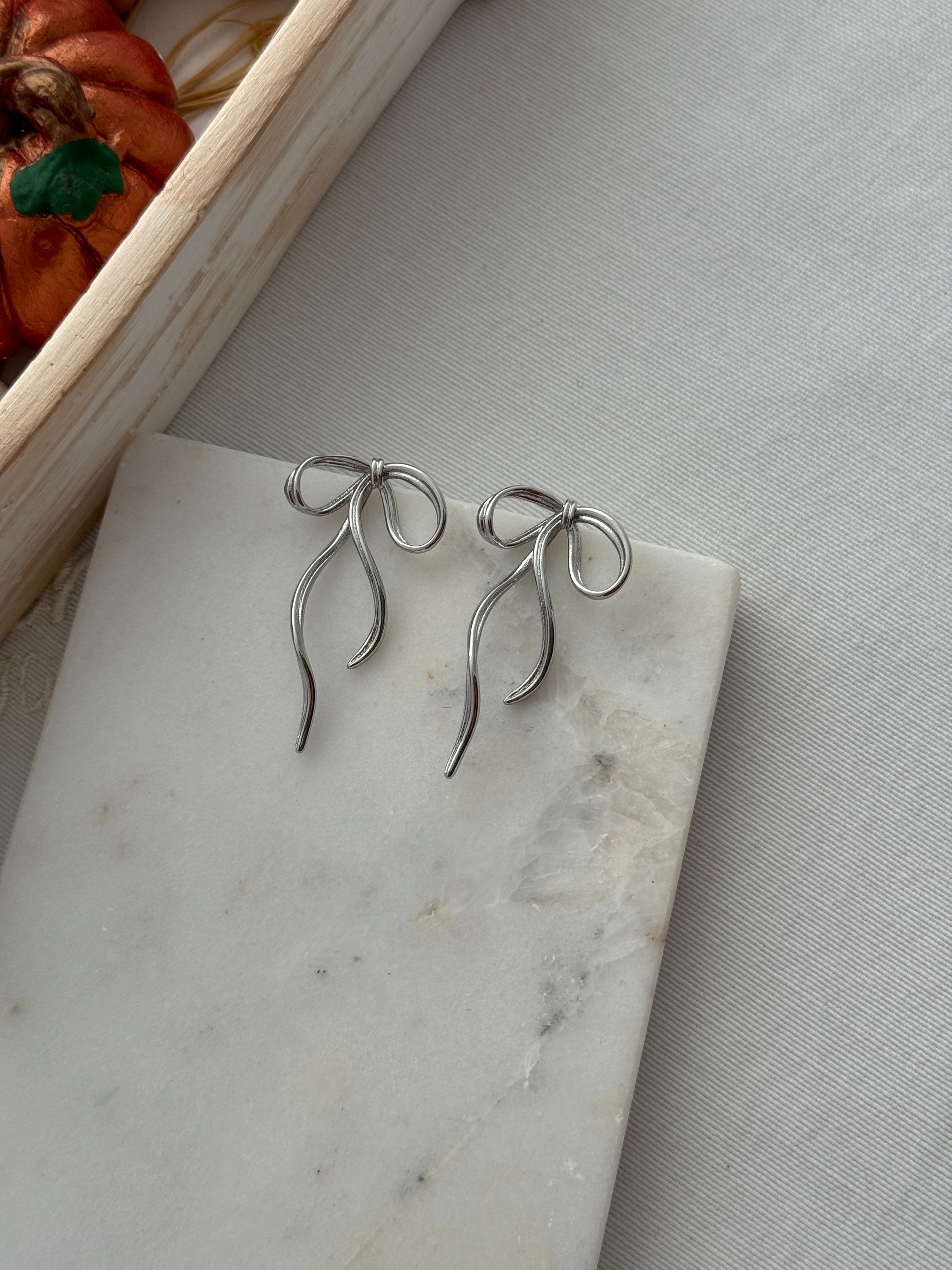 Gümüş renk uzun fiyonk küpe YKP056