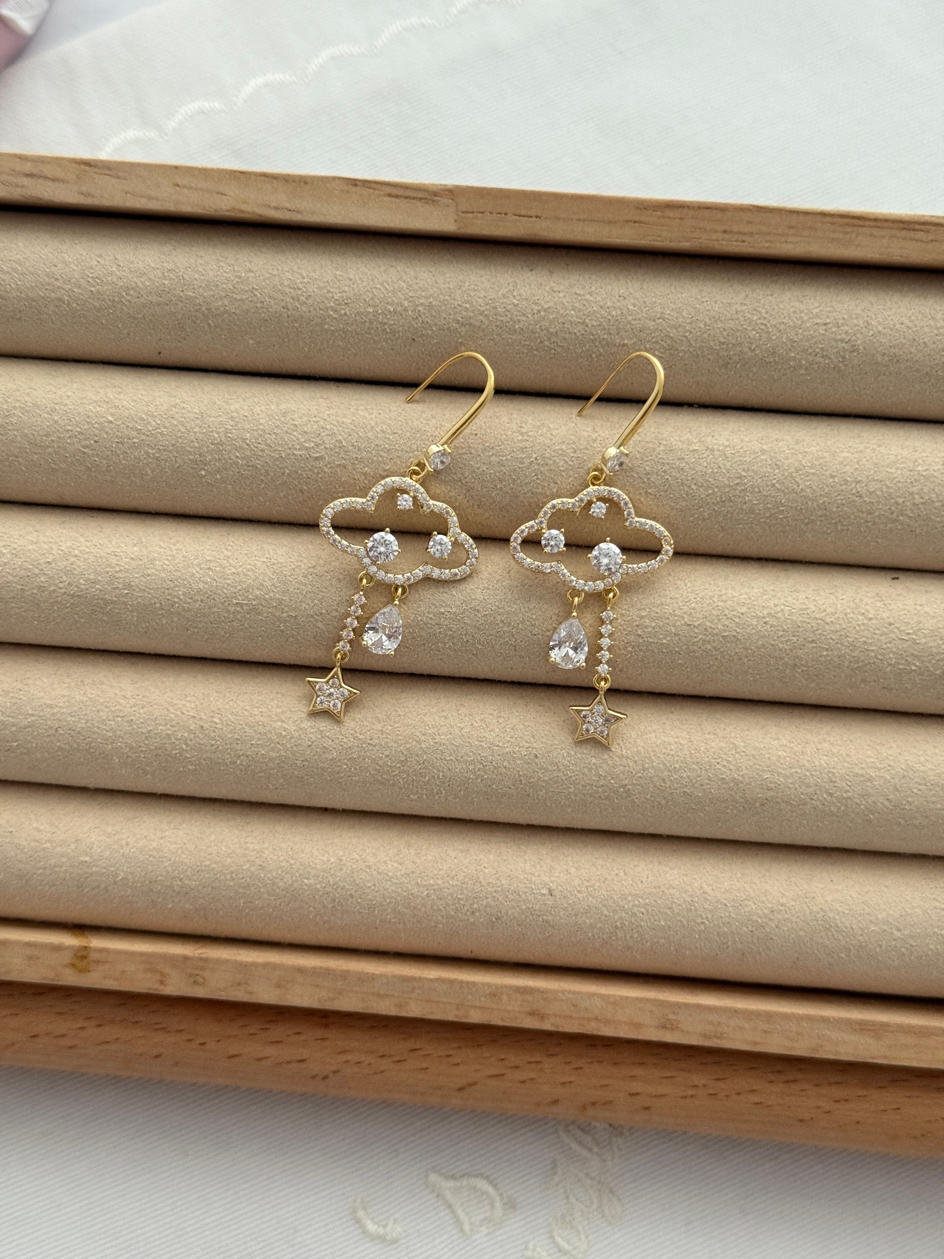 Gold taşlı bulut model küpe AK-294