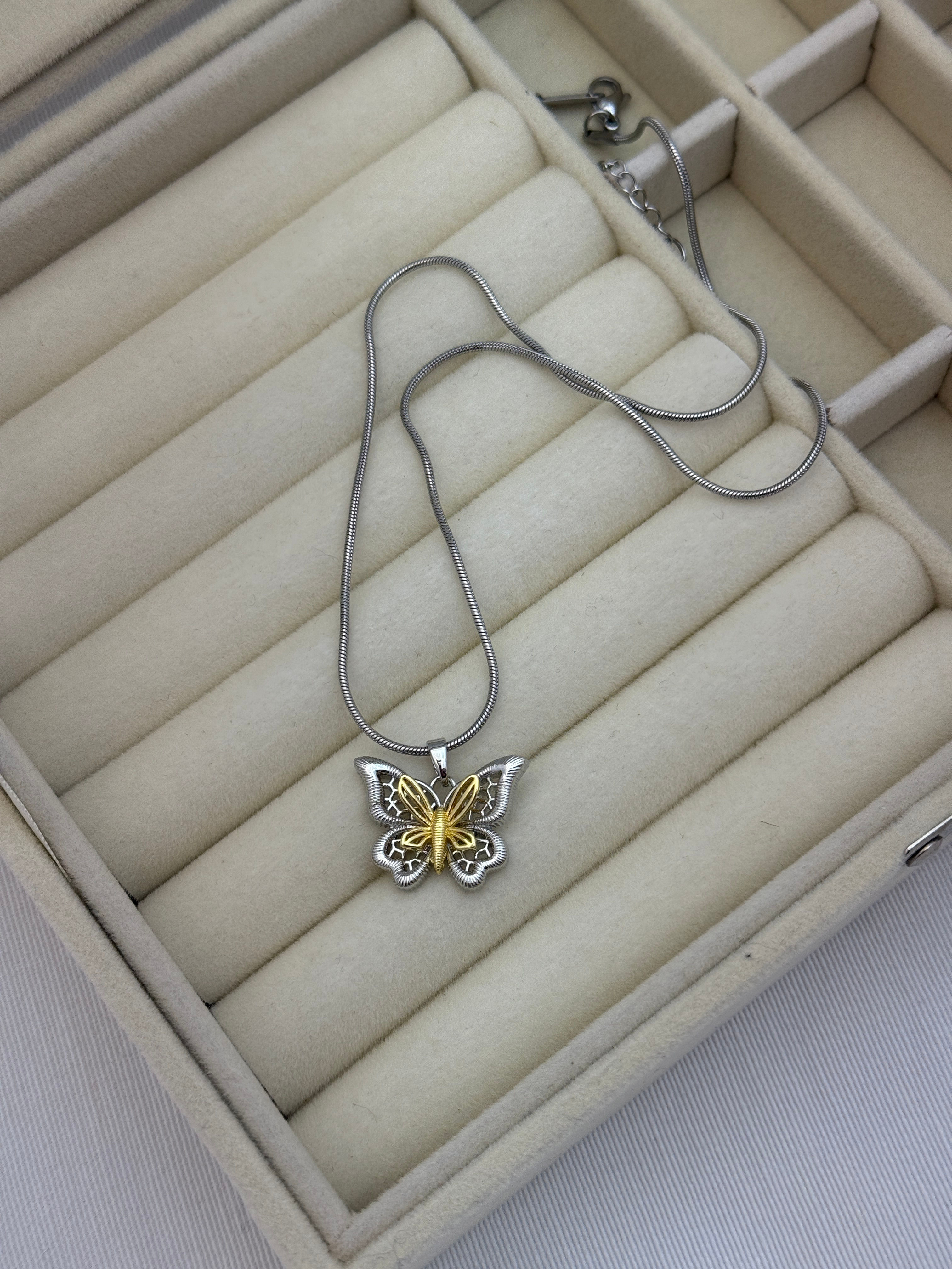 Gümüş üzeri gold detaylı kelebek kolye B-0277