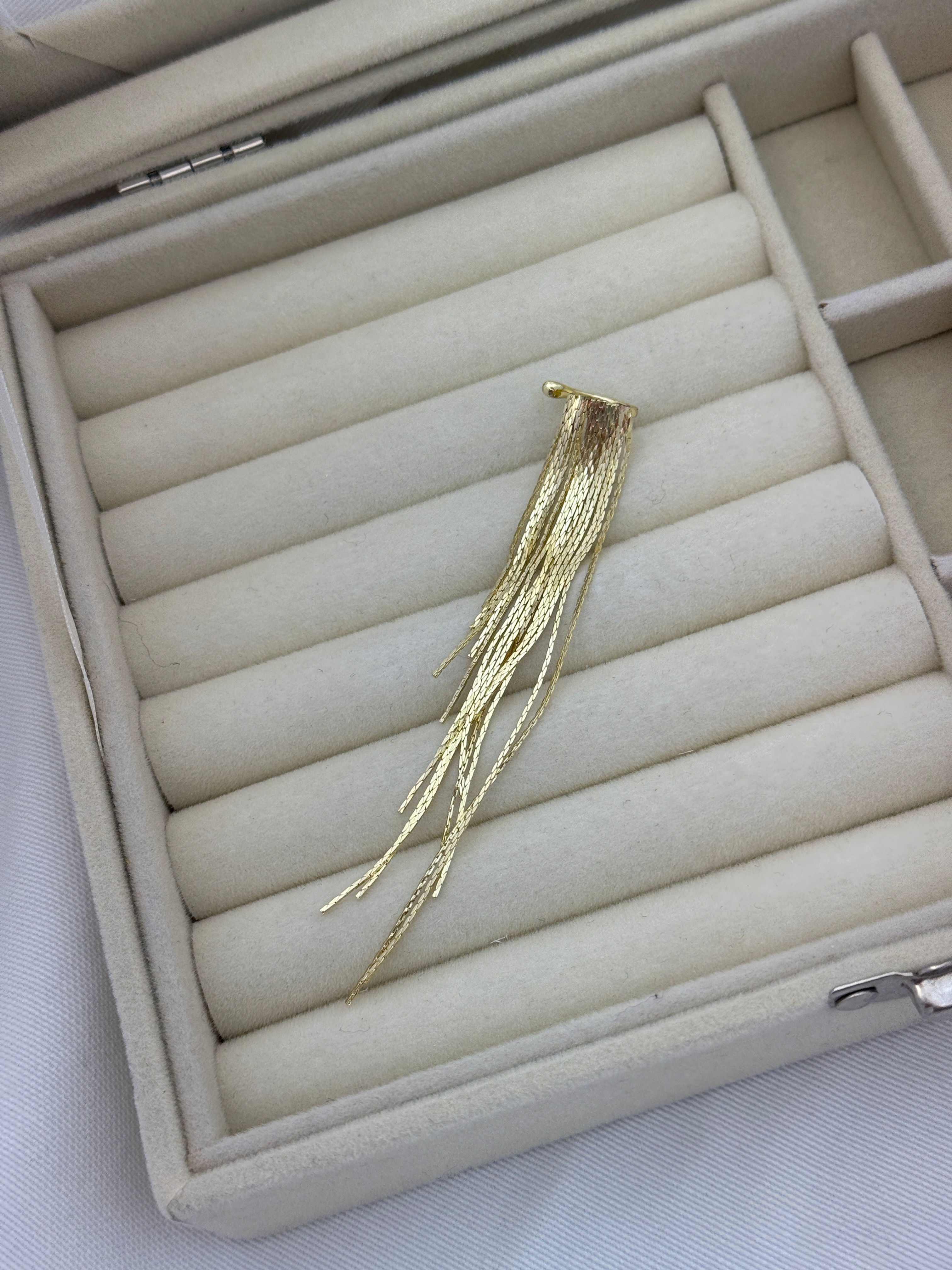 Gold sallantılı kıkırdak küpesi B-0519
