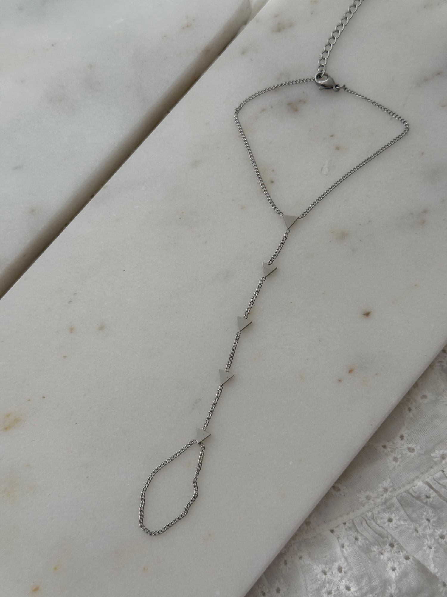 Gümüş rengi sıralı üçgen detaylı şahmeran A-0000095