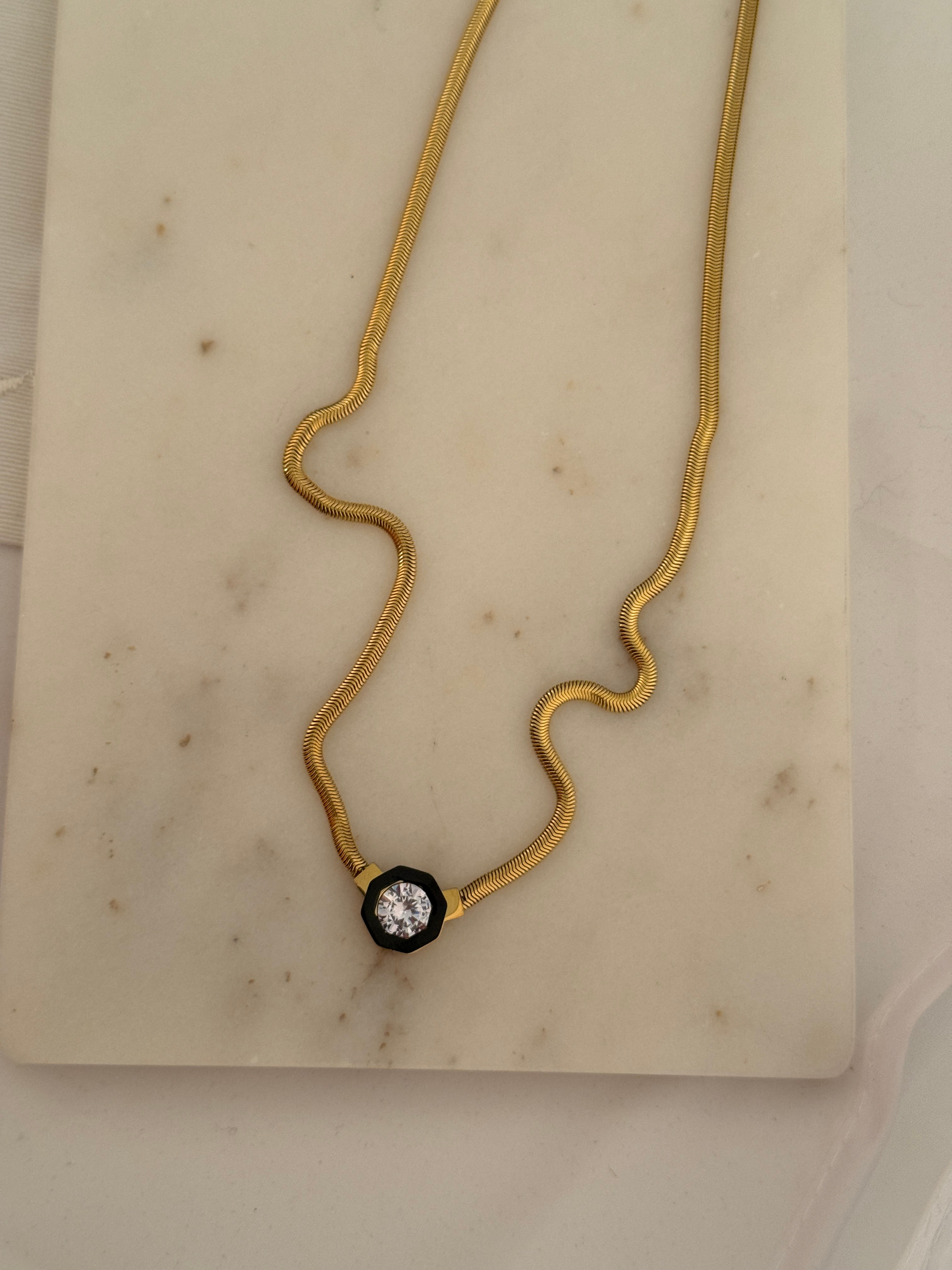 Gold yassı zincirli taş detaylı kolye CKLY223