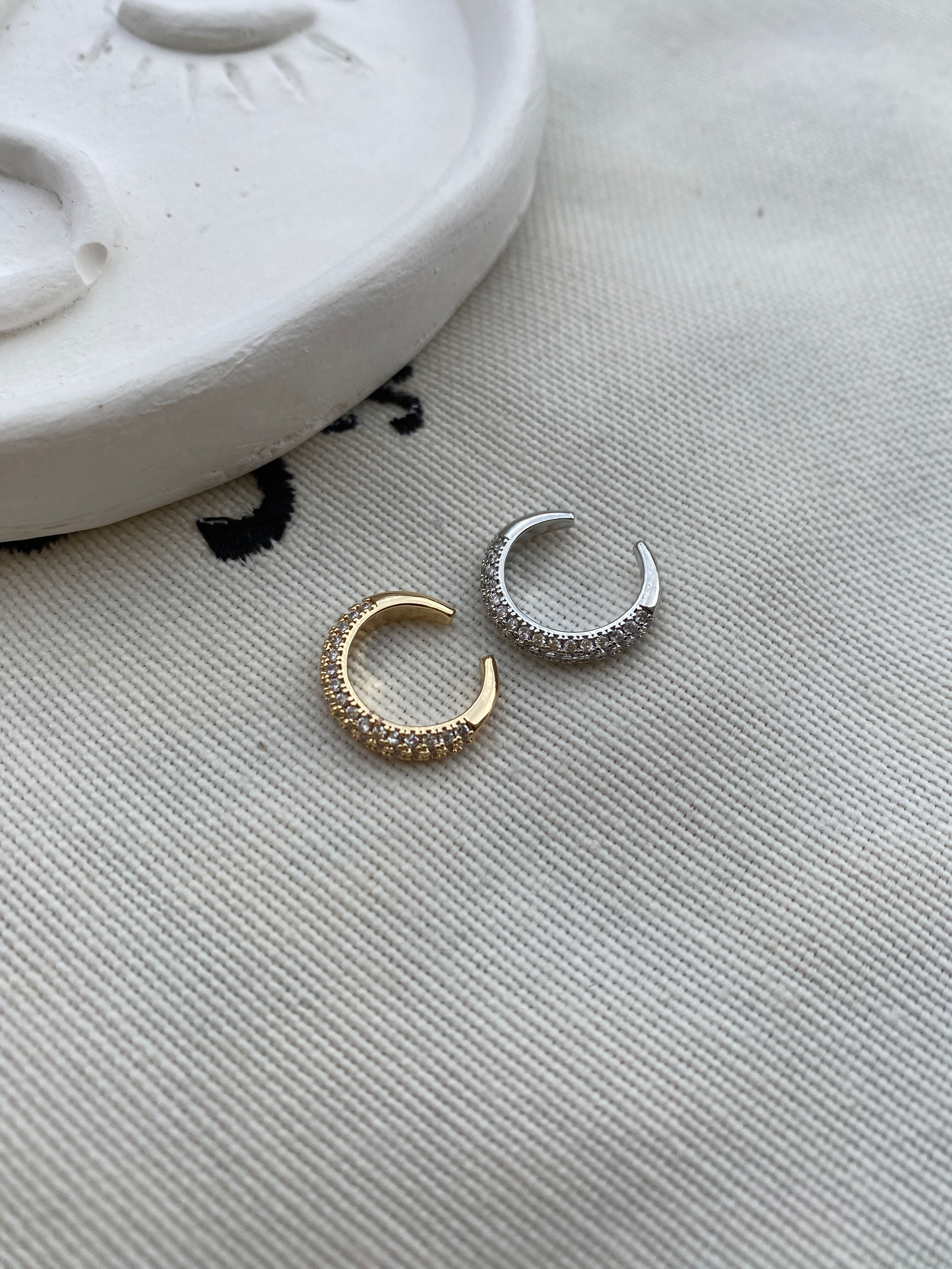 Gömme taşlı zarif kıkırdak küpesi EKK134