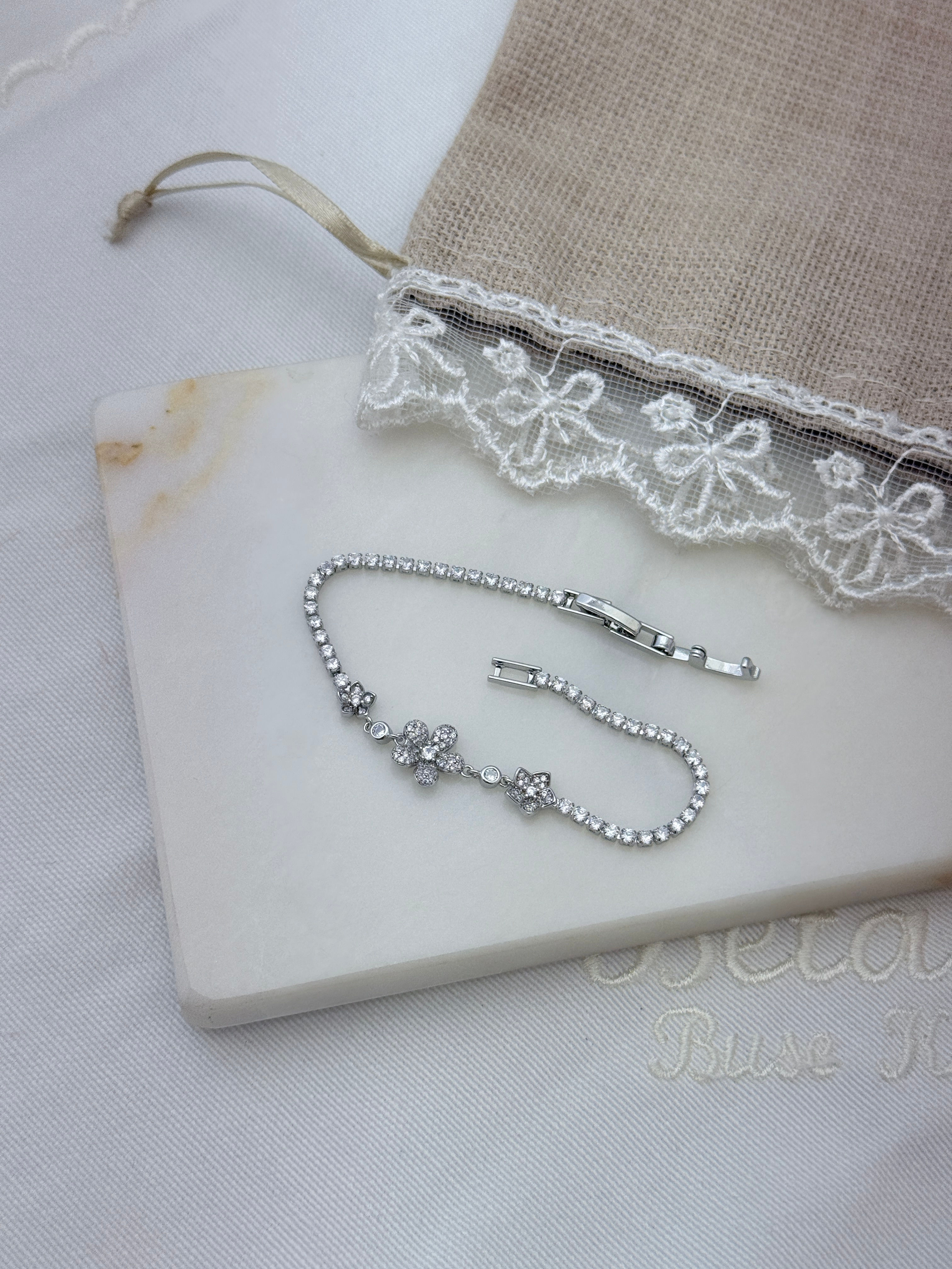 Gümüş rengi çiçekli bileklik B-0066