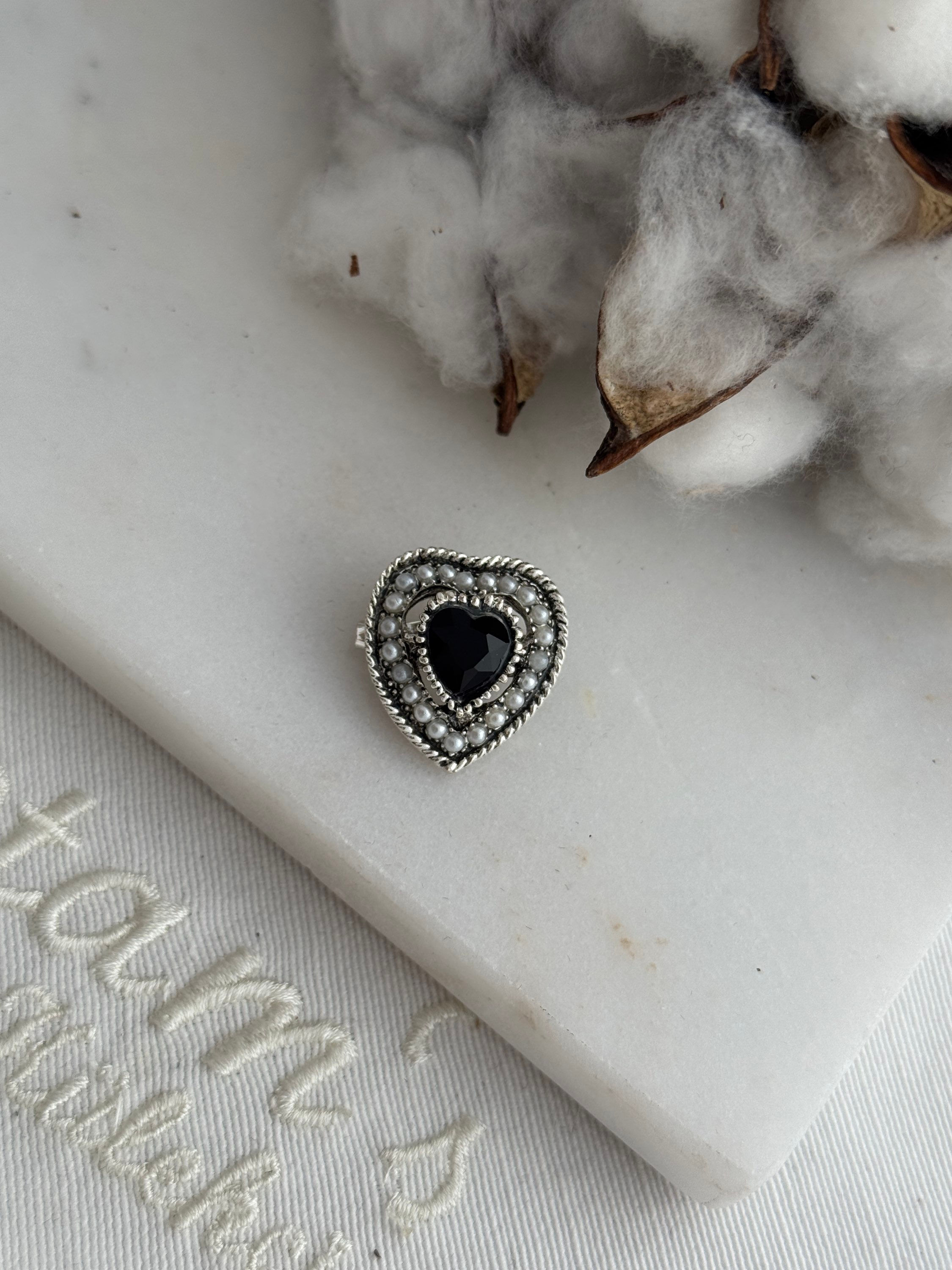 Gümüş siyah kalp ve inci detaylı broş BRŞ087