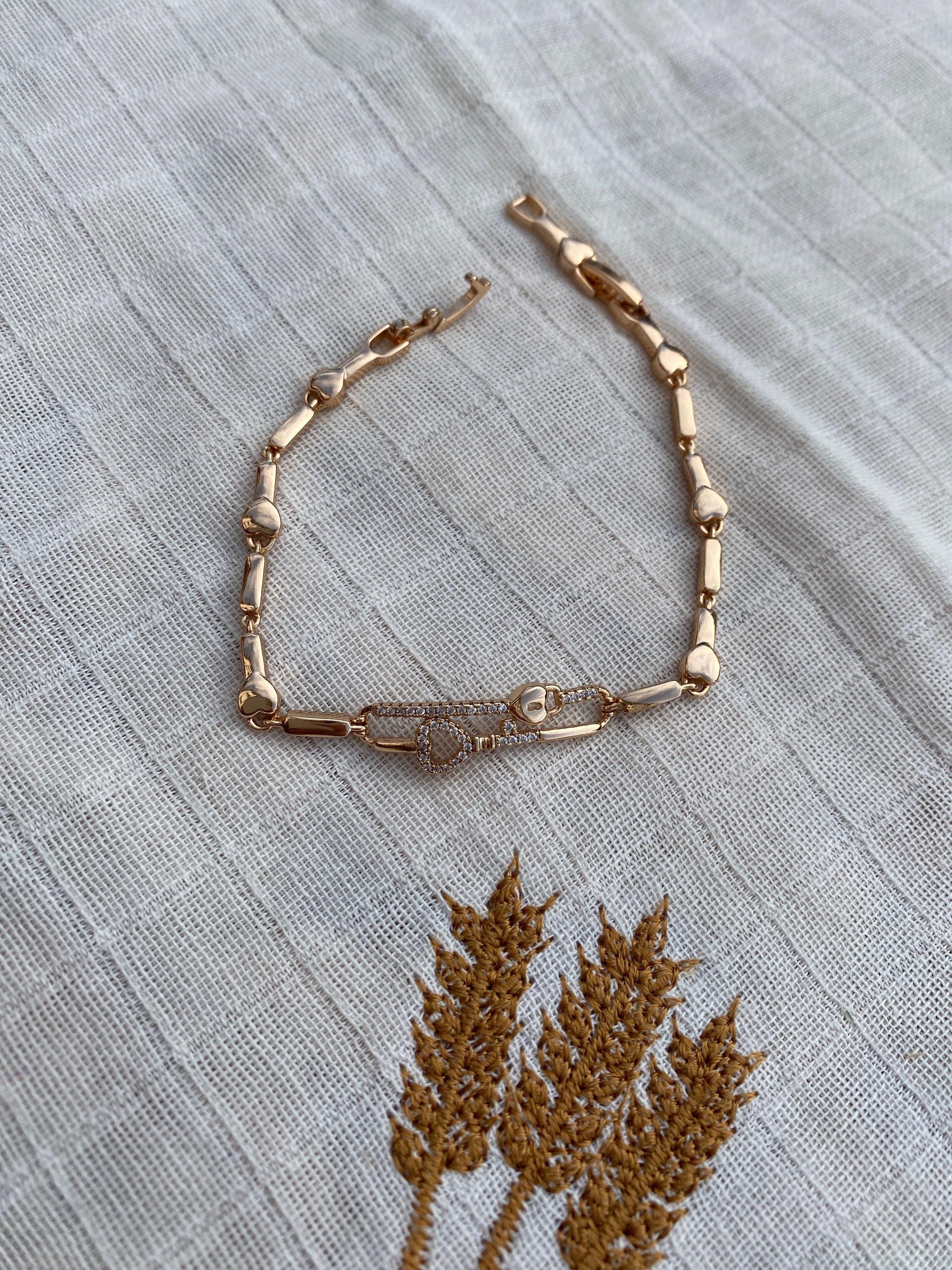 Özel seri kalpli kilit anahtar bileklik XBLK420