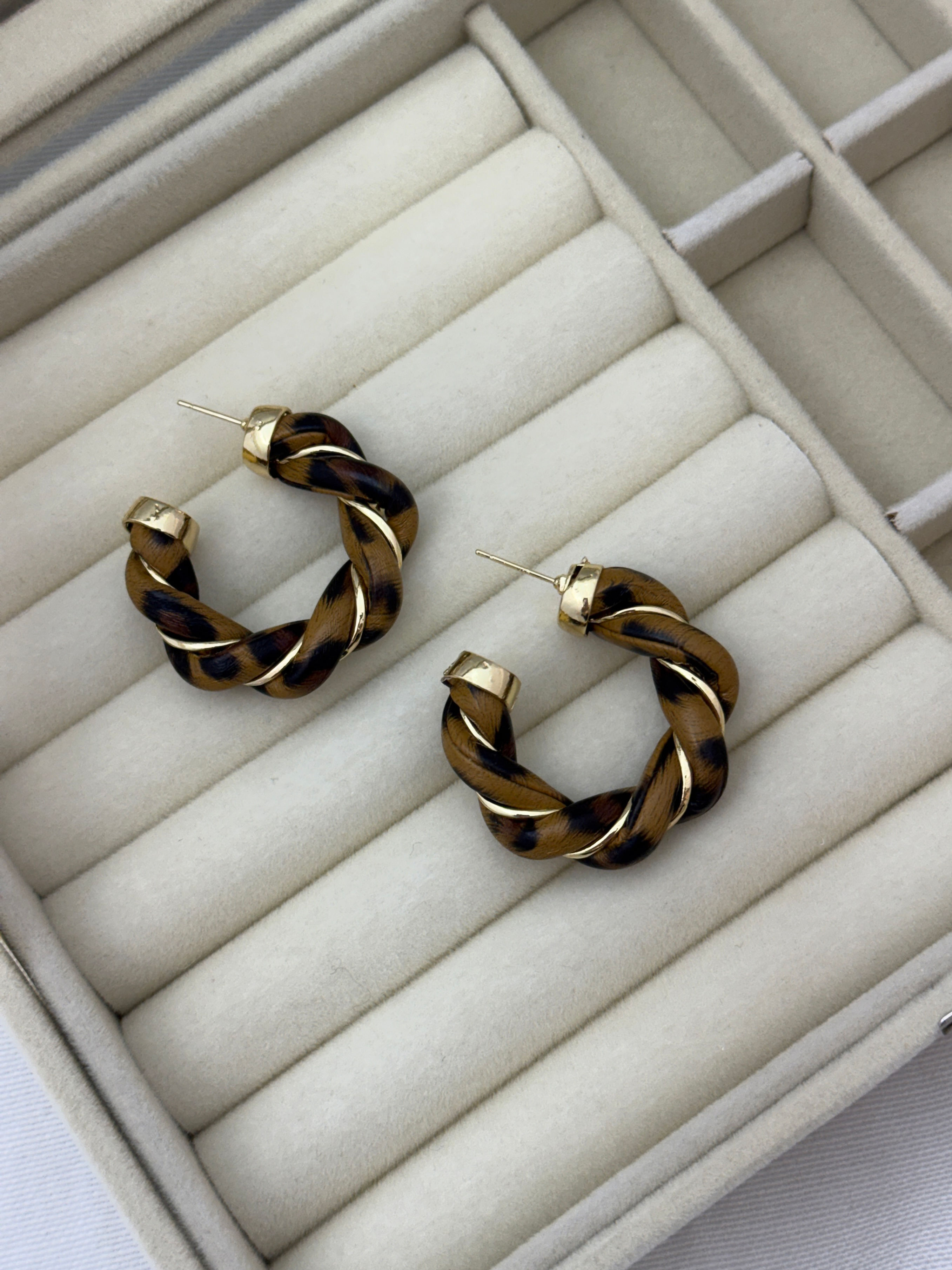 Deri görünümlü leopar desenli burgu halka küpe B-0208