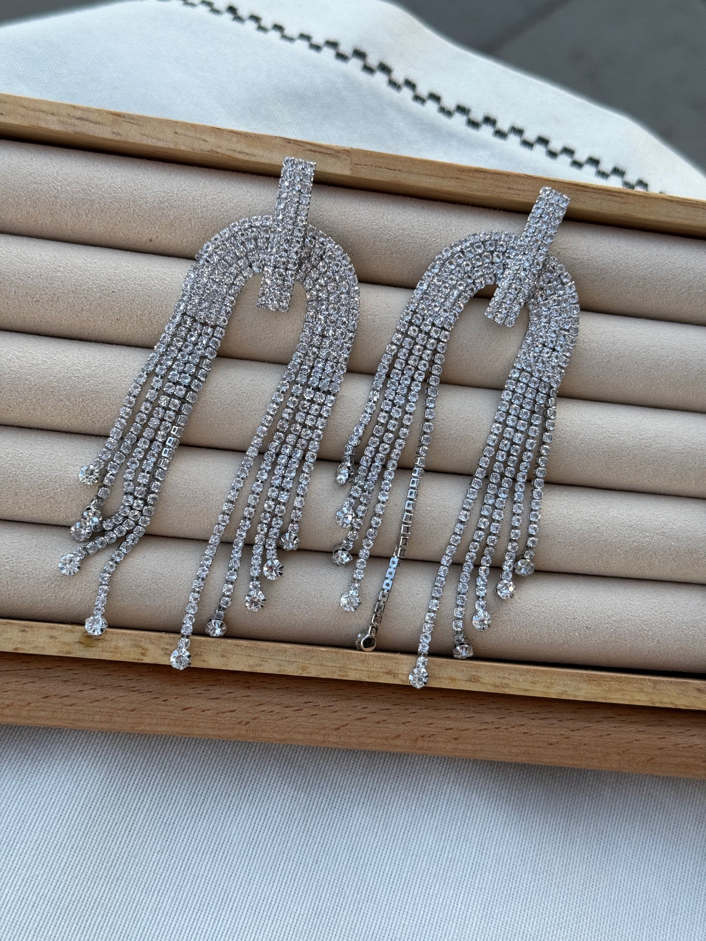 İri taş sallantılı küpe BK186