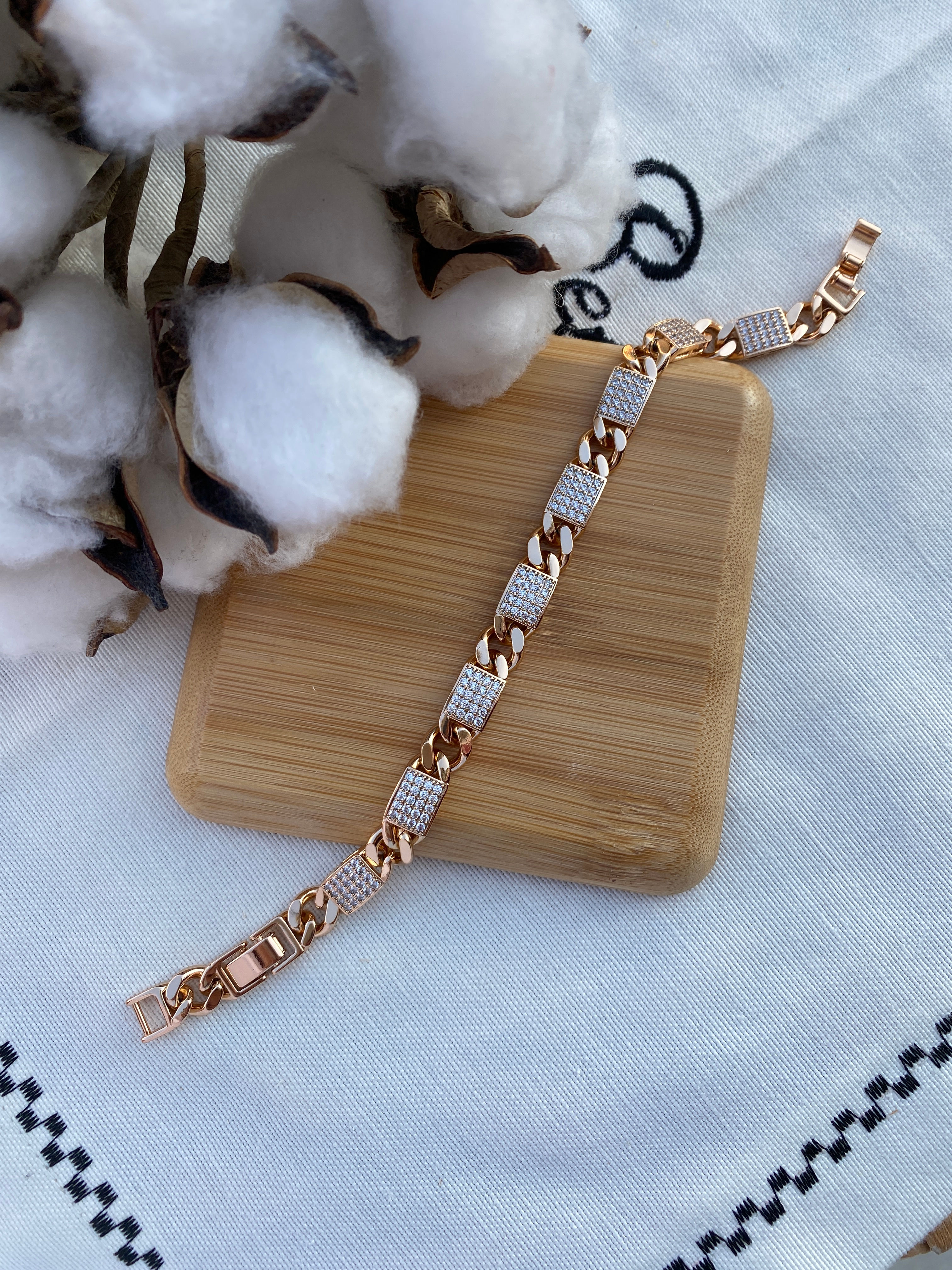 Taşlı ve zincirli sıralı özel seri bileklik XBLK165