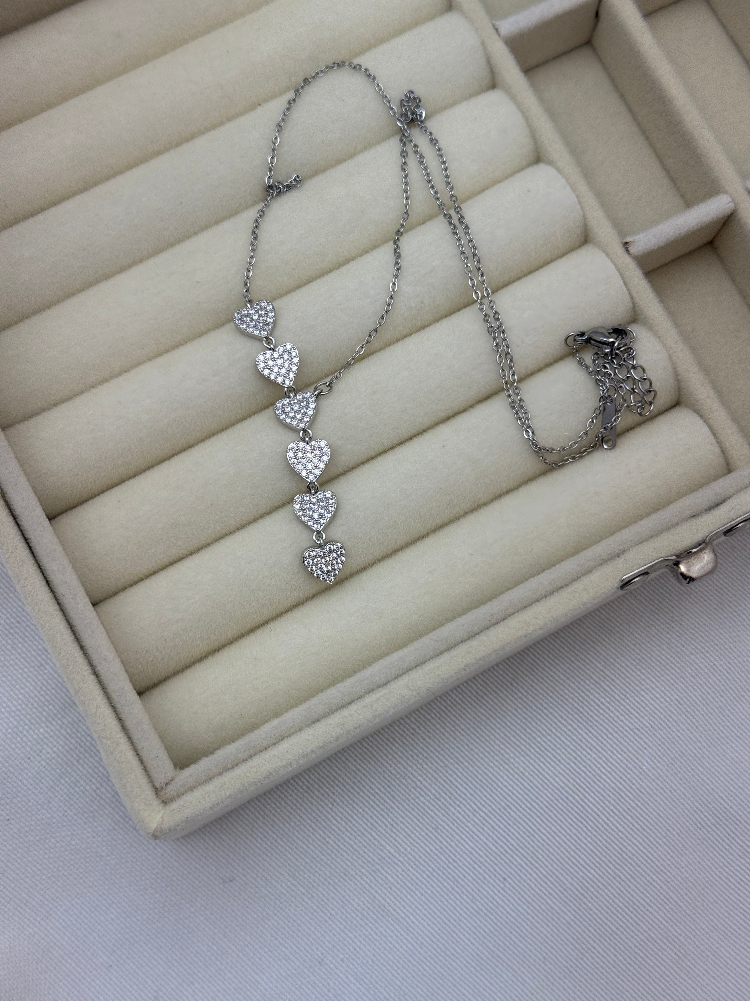 Gümüş rengi çelik zincirli kalpli Y kolye B-0170