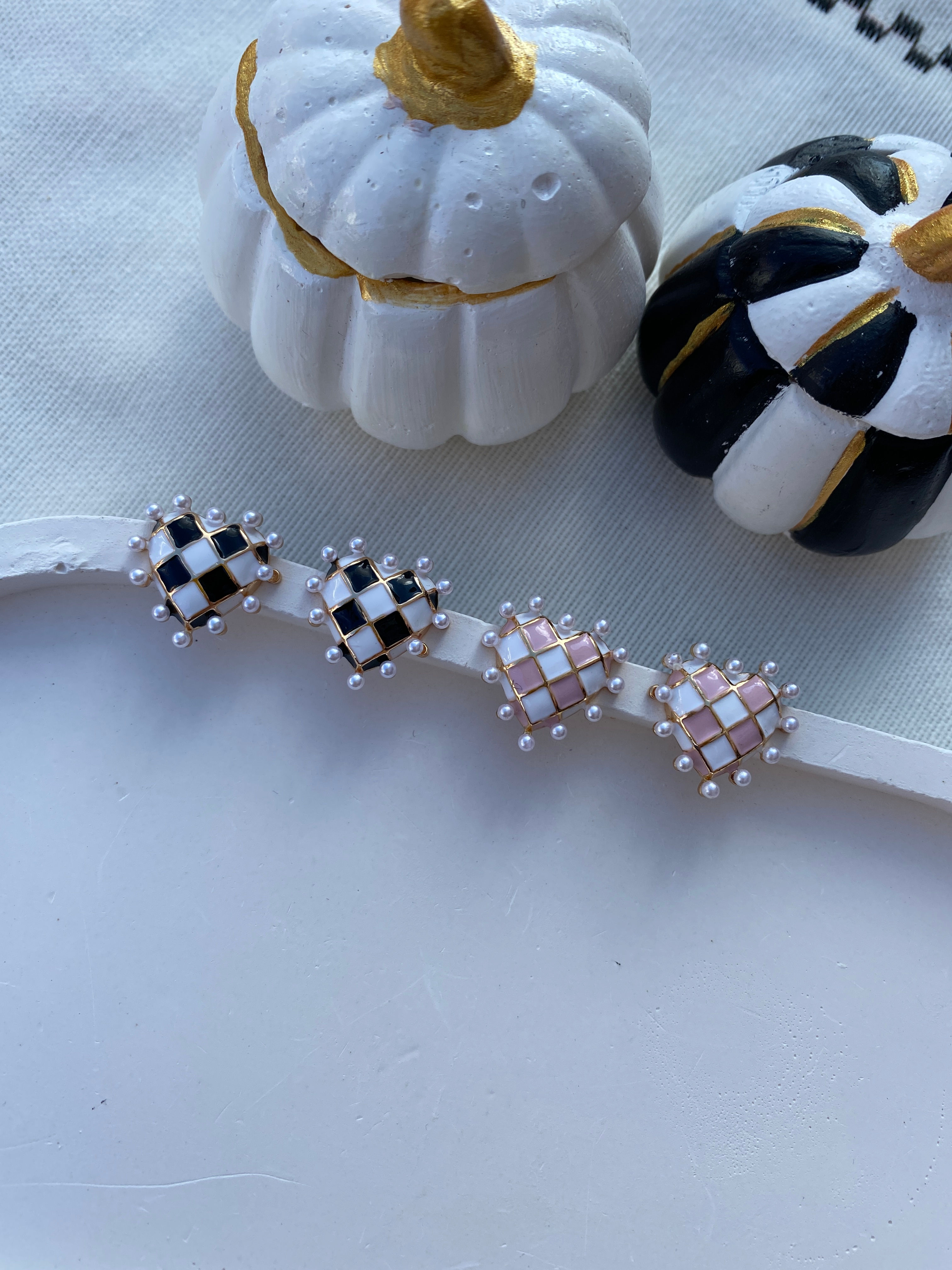 Kare desenli incili küçük kalp küpe XKP96