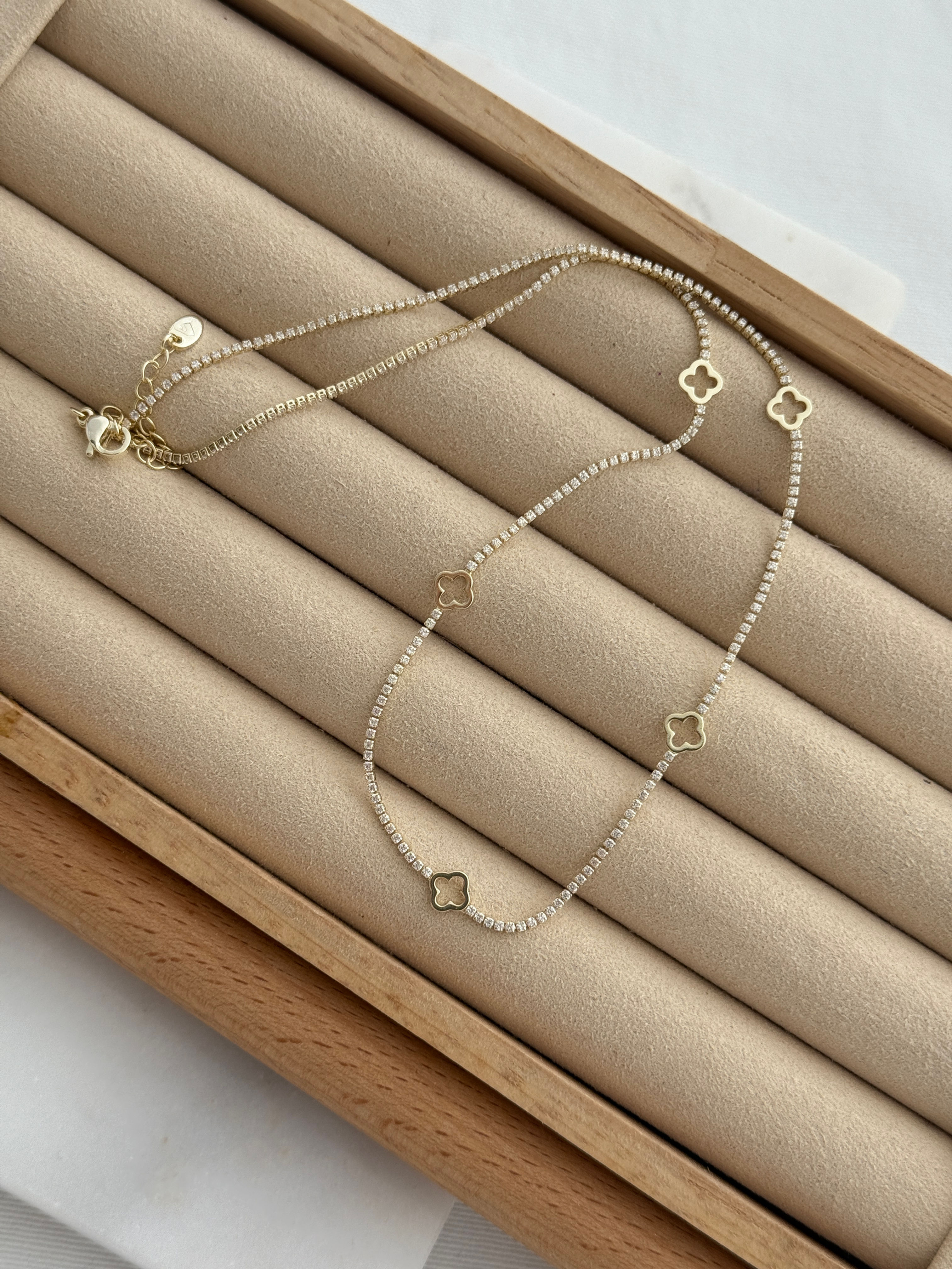 Gold su yolu zincir yonca detaylı  kolye DK-080