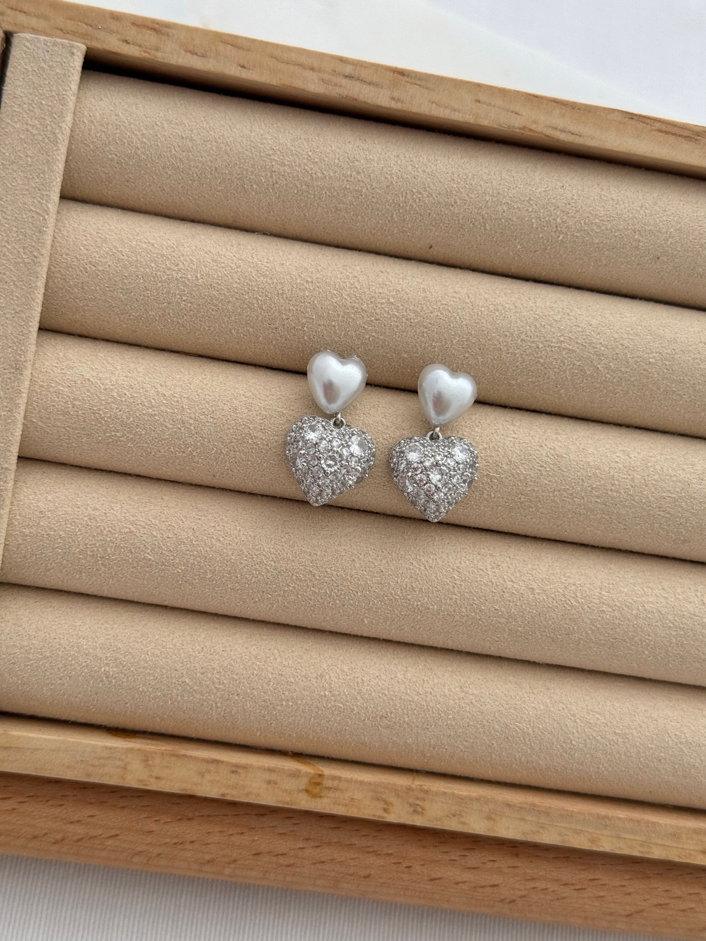 Taşlı kalp sallantılı inci küpe YPK042