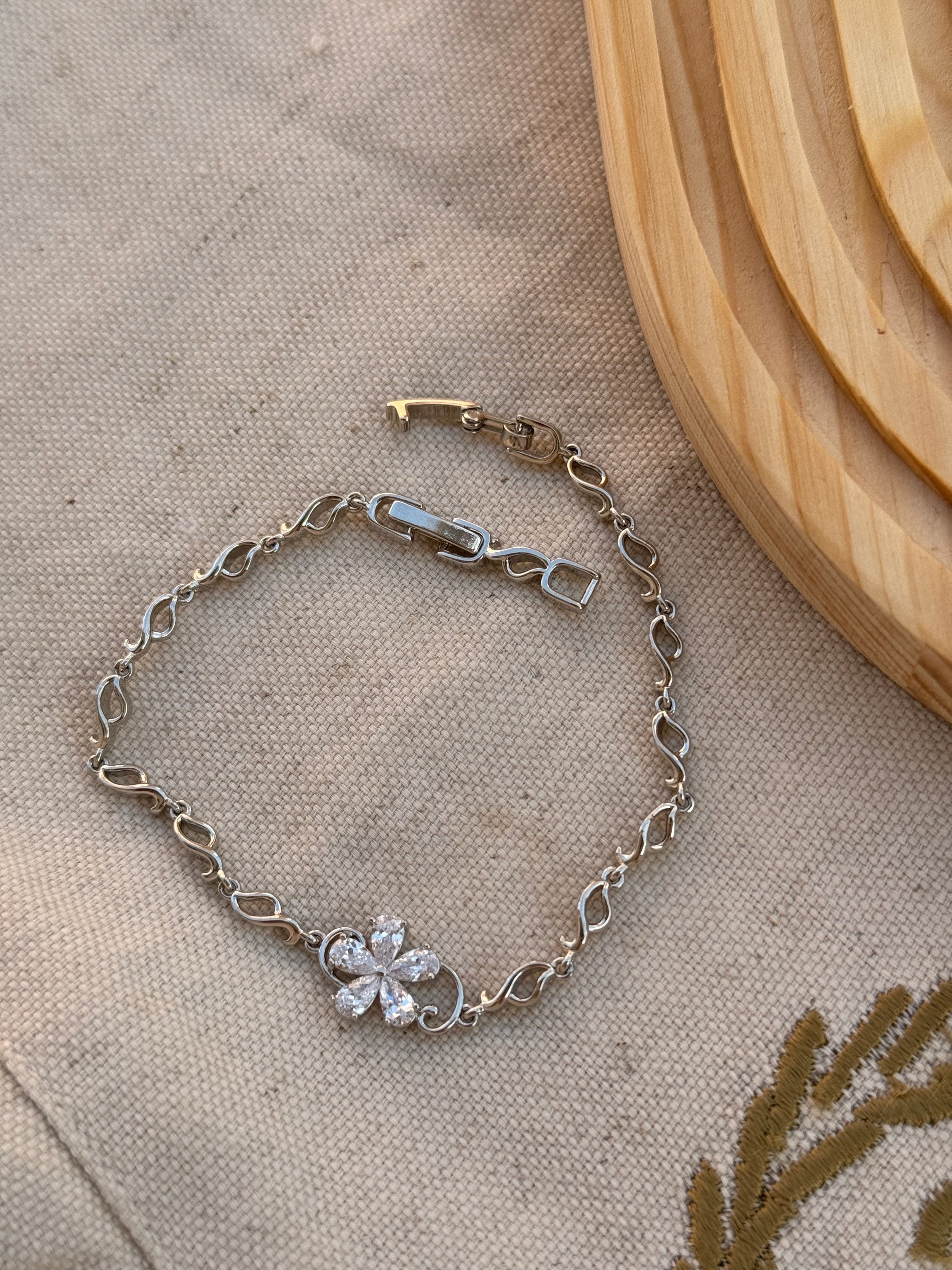 Gümüş renkli çiçek bileklik XBLK485