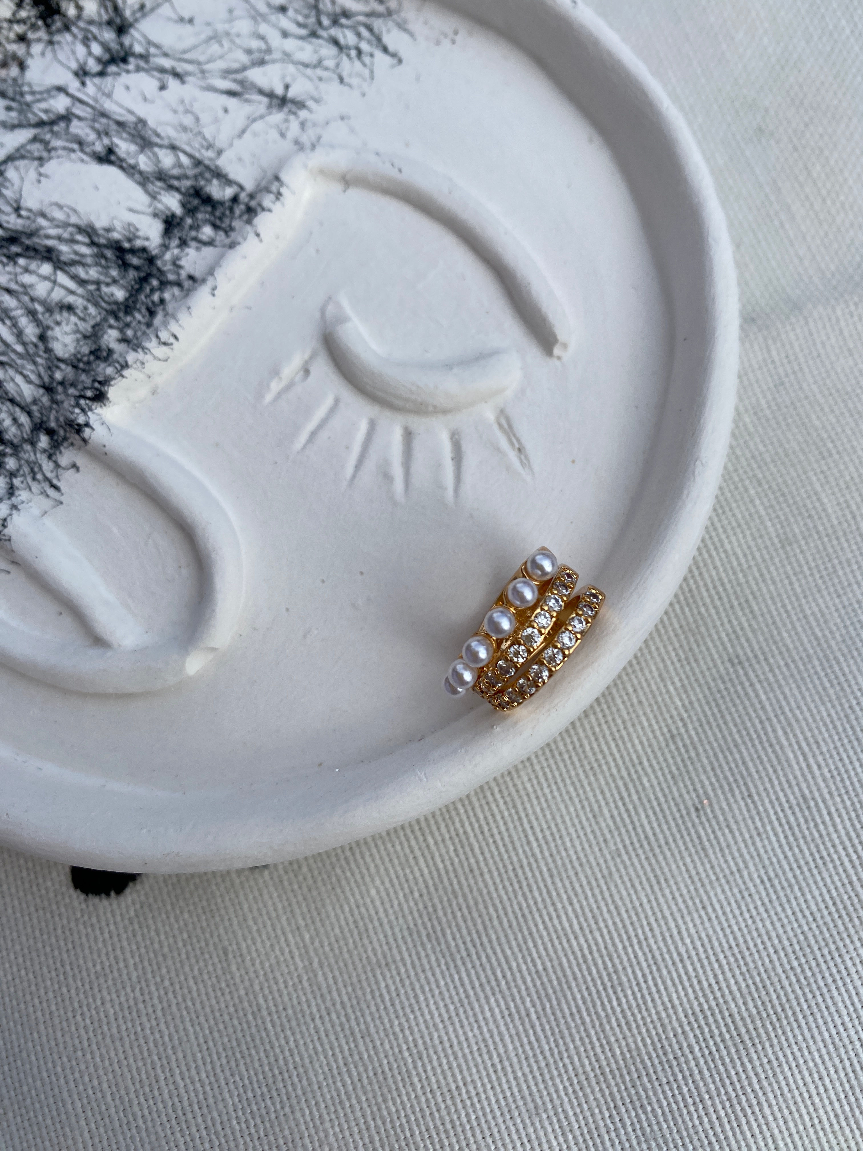 İnci ve taş detaylı kıkırdak küpesi EKK132