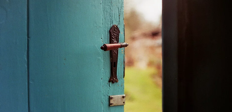 Image by Jan Tinneberg blue door.webp