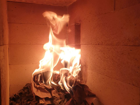 Briques emboitables uzume dans poele de masse avec habillage en béton réfractaire