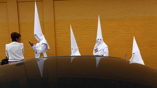 Deportista confunde a religiosos españoles con miembros del Ku Klux Klan