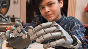 Niño de 14 años crea su propia mano robótica