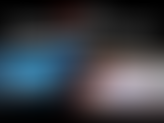 Banner do Adobe Stock com o slogan 'Pesquisar. Editar. Tornar seu.', ilustrando o antes e depois da edição no novo AI Studio, onde uma fotografia de um tecido azul flutuante num cenário frio é rapidamente transformada para apresentar cores quentes e em tons pastéis suaves.