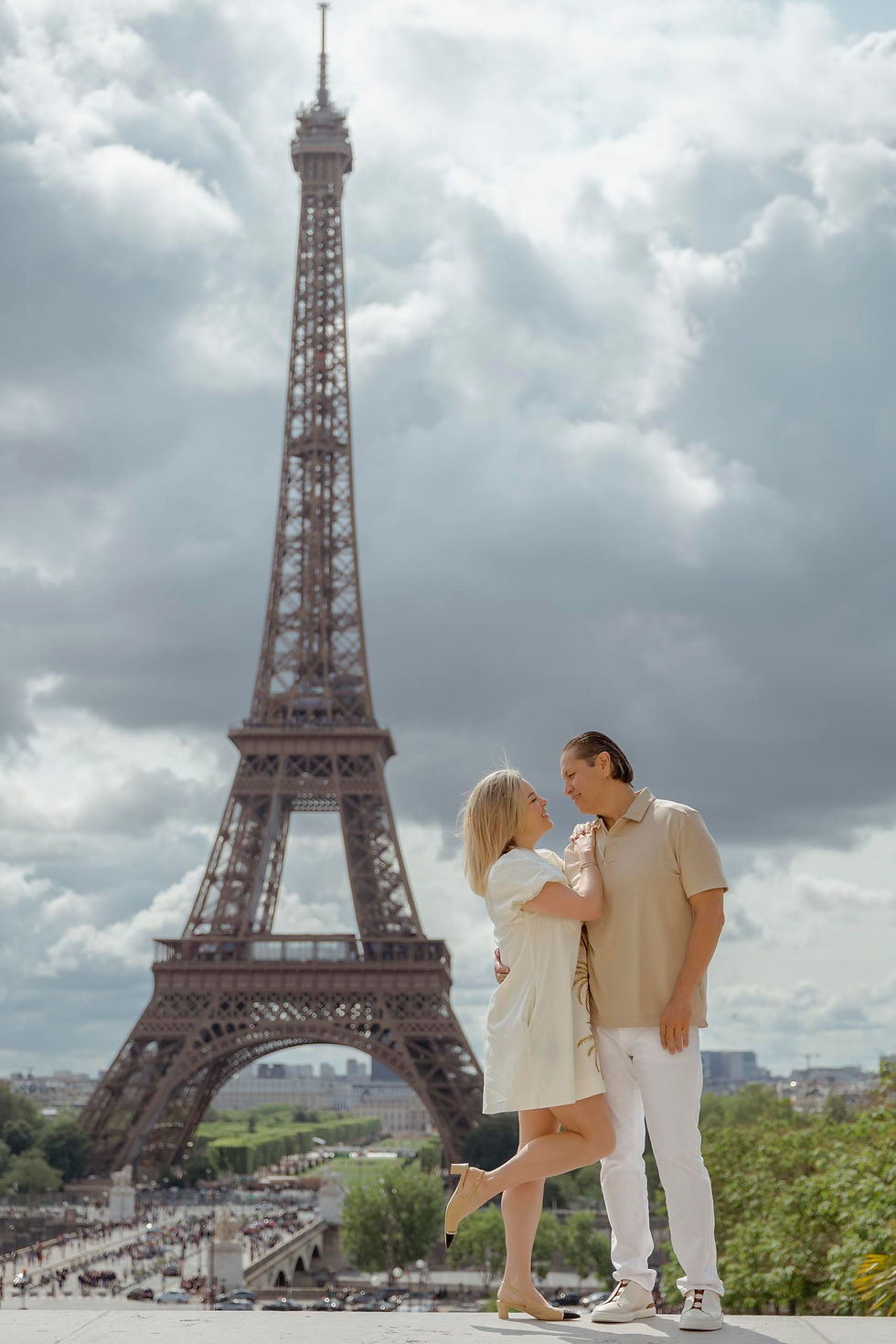 Paris photographer directing a romantic couple during sunrise at the Eiffel