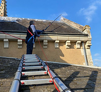 démoussage toit en ardoise d'une église