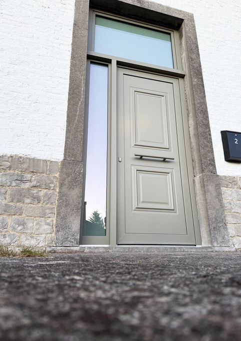 Photo d'un chantier B-LUX CHÂSSIS avec placement de châssis et porte.