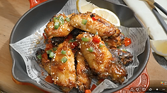 ปีกไก่อบมัสตาร์ดจานธง.png