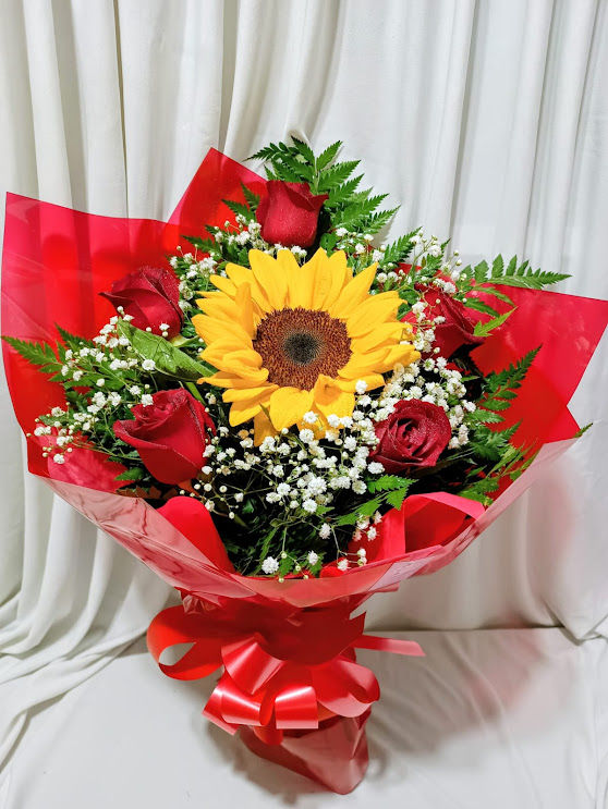 Buquê Com 5 Rosas E Girassol - Ref. 2871