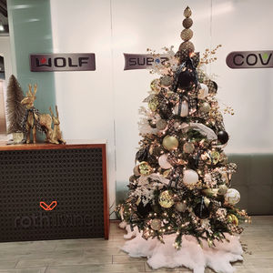 Commercial Holiday Decor Installation 